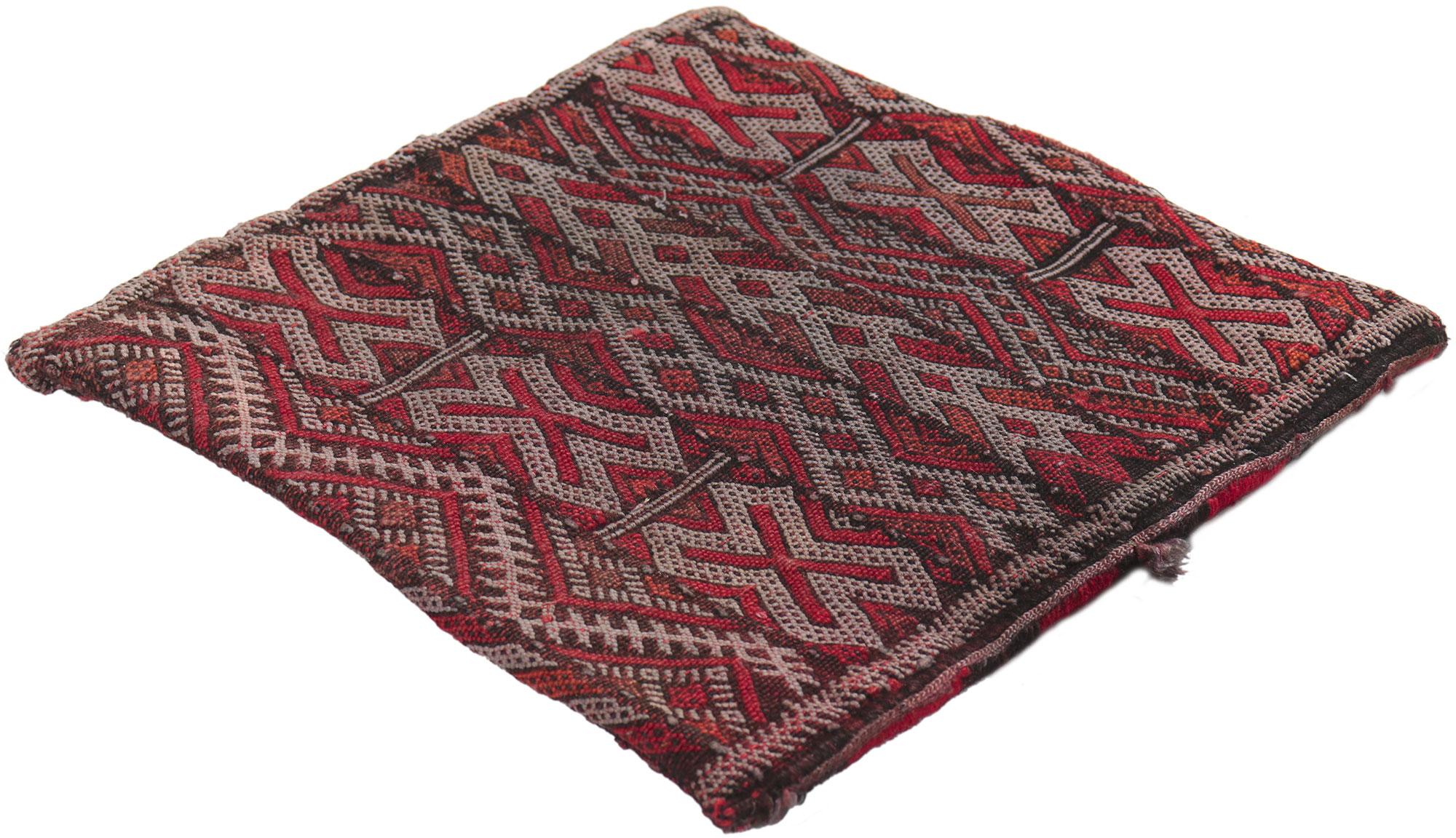 78448 Textile berbère marocain vintage, 01'03 x 01'04. Emanant du charme nomade et imprégné de l'ancienne histoire berbère, ce fragment marocain tissé à la main est une vision captivante de la beauté tissée. Les symboles ambigus qui attirent