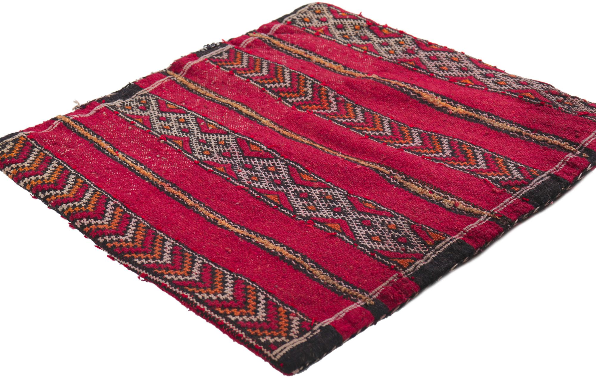 78447 Textil Tribal Bereber Marroquí Vintage, 01'04 x 01'08. Emanando encanto nómada y empapado de antigua historia bereber, este fragmento marroquí tejido a mano es una cautivadora visión de belleza tejida. Los llamativos símbolos ambiguos y los