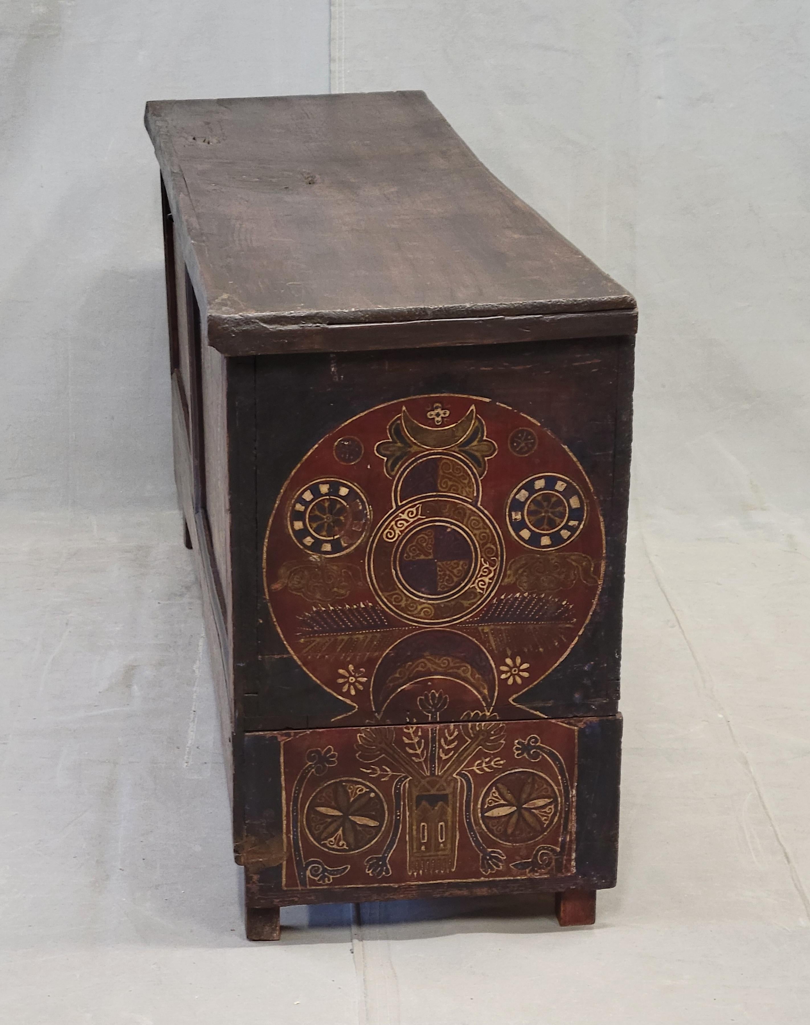 Coffre berbère marocain vintage avec motif arqué peint à la main, signé en vente 2
