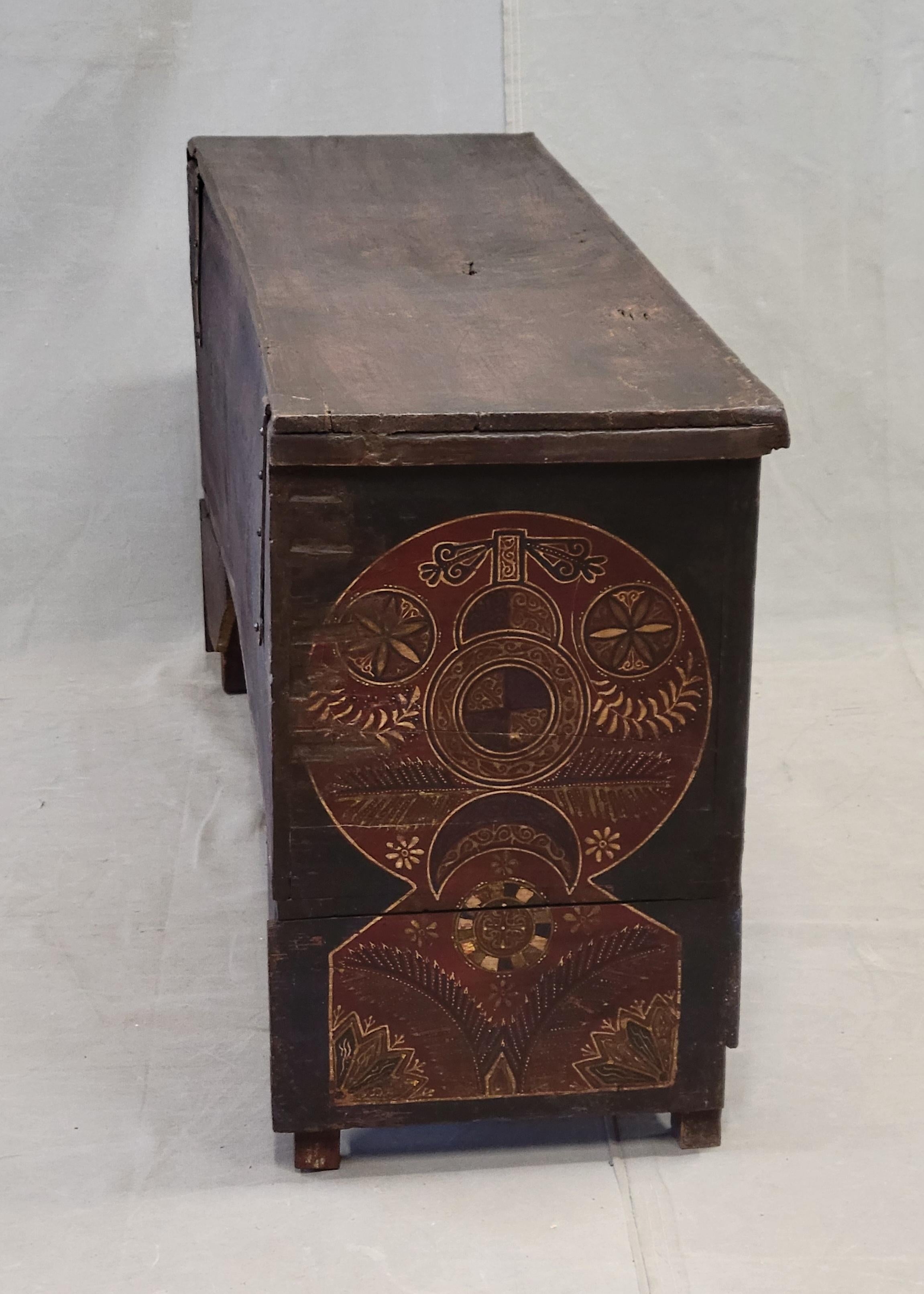 Coffre berbère marocain vintage avec motif arqué peint à la main, signé en vente 3
