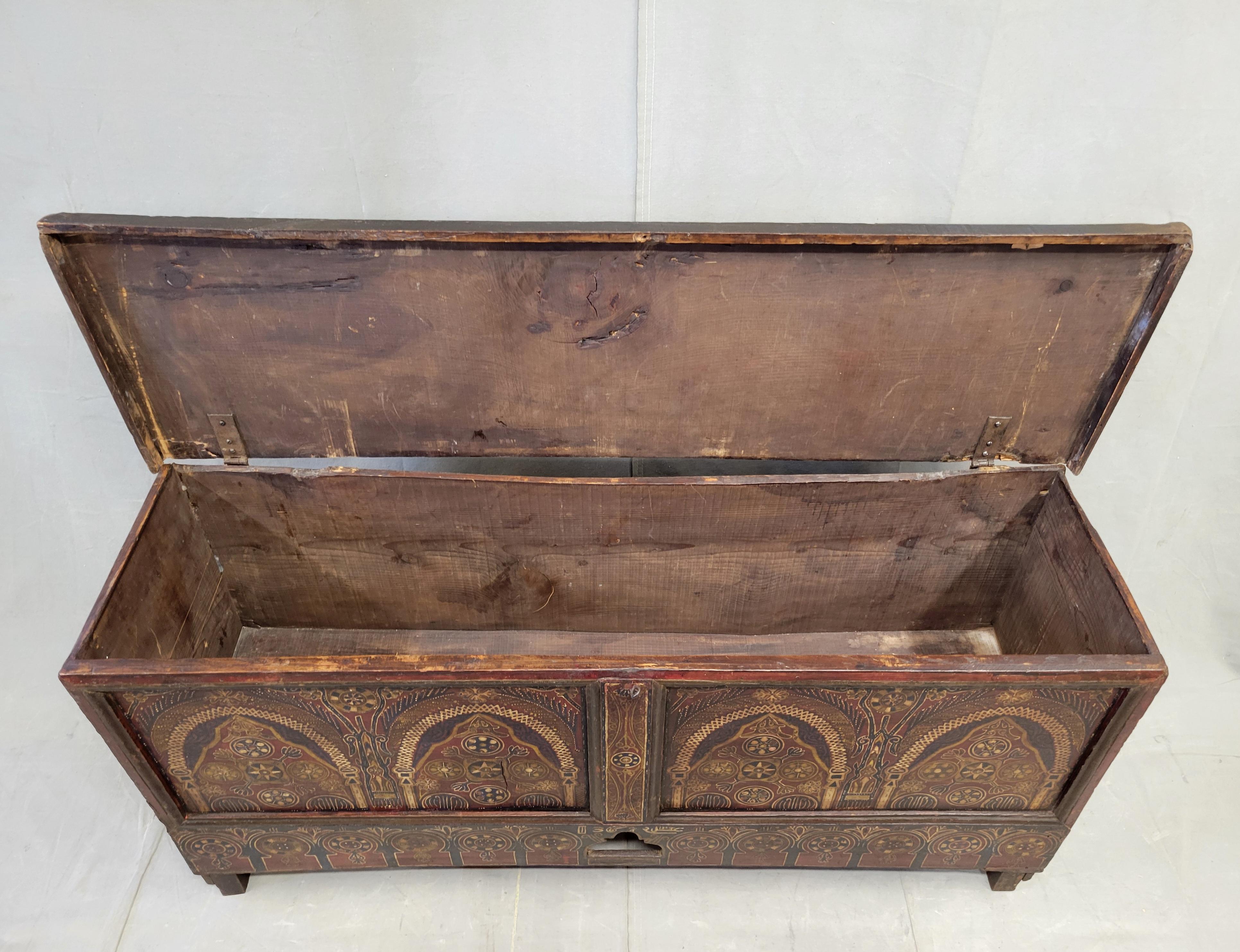Coffre berbère marocain vintage avec motif arqué peint à la main, signé en vente 4