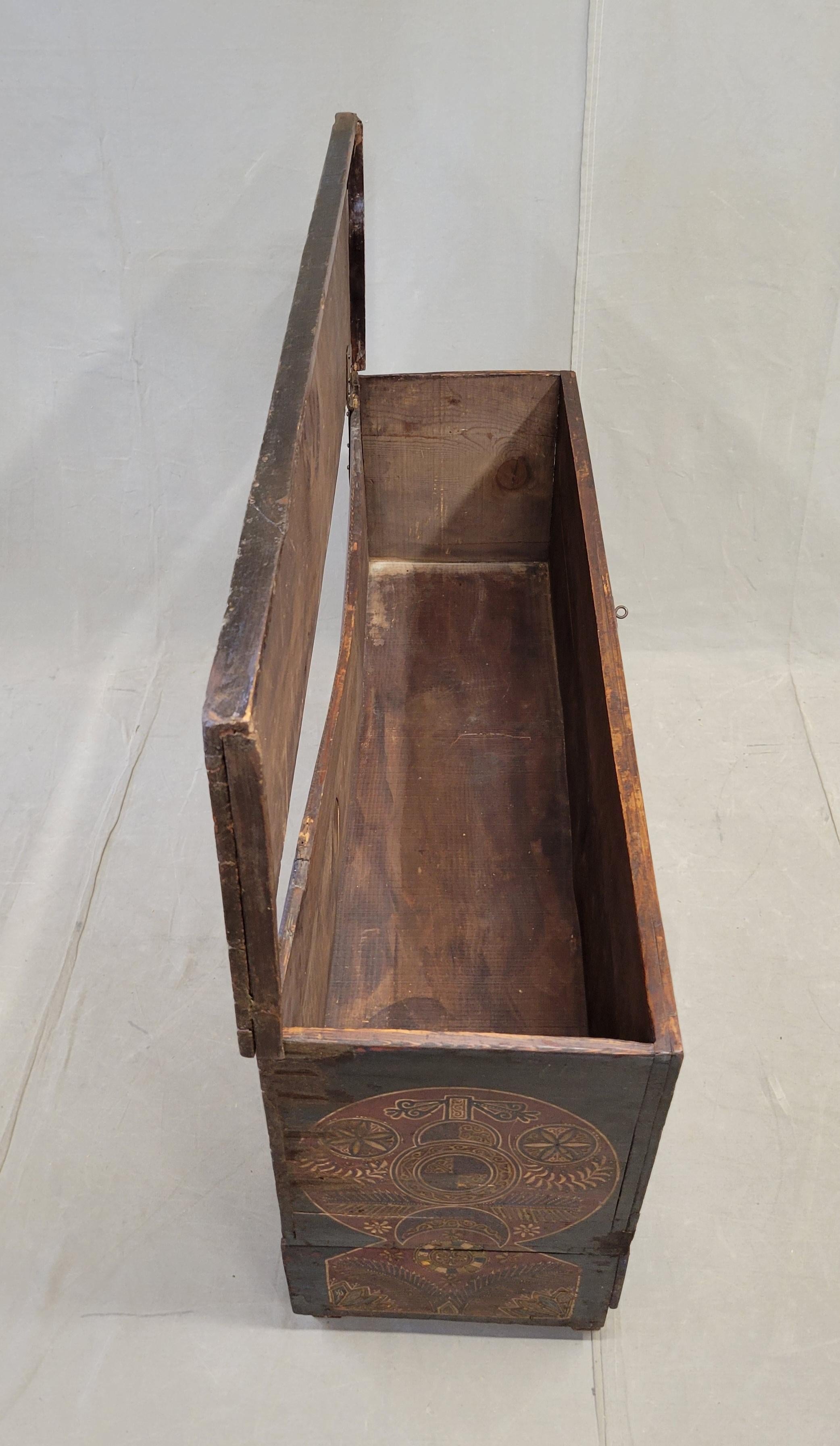 Coffre berbère marocain vintage avec motif arqué peint à la main, signé en vente 6