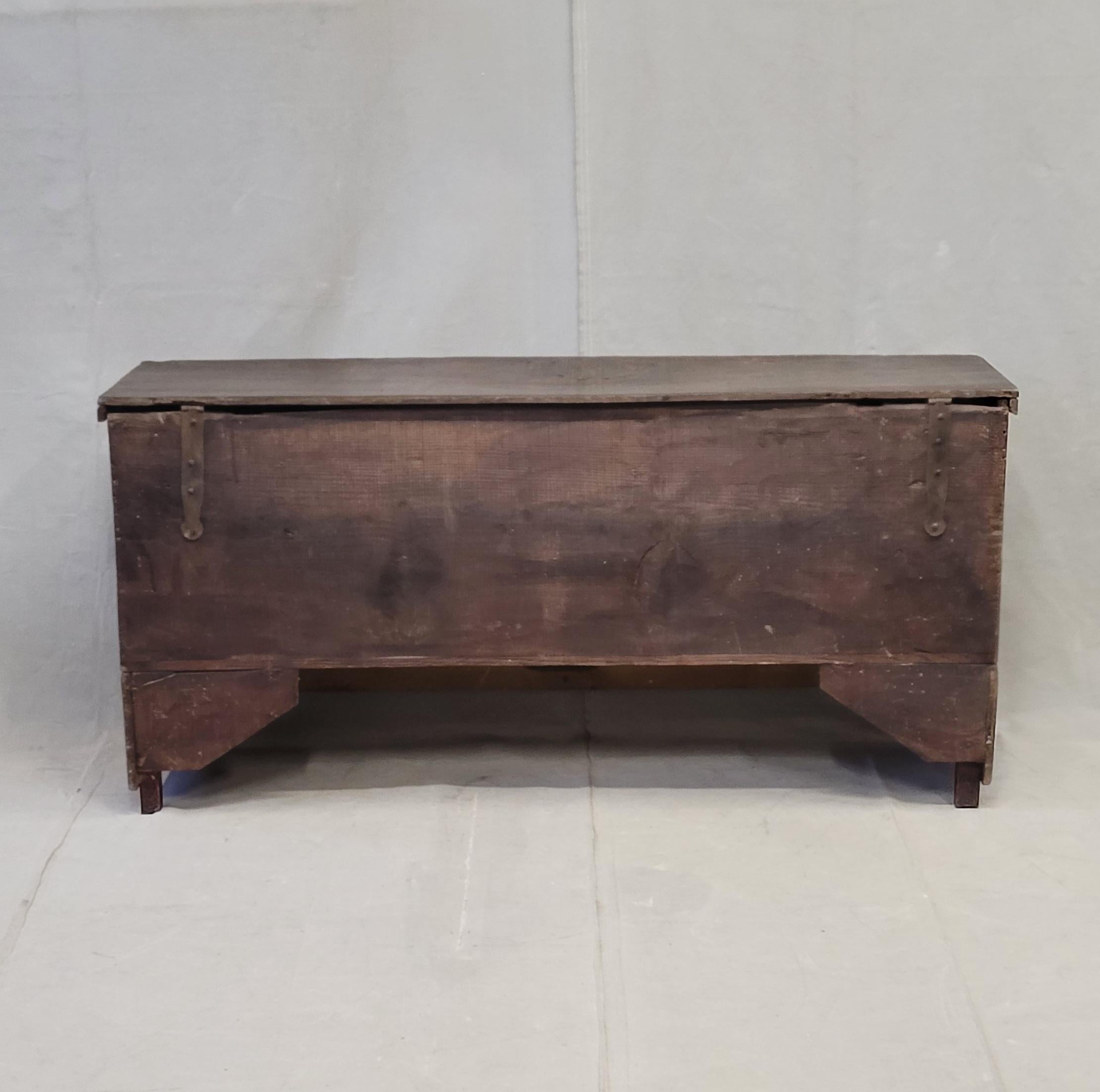 Coffre berbère marocain vintage avec motif arqué peint à la main, signé en vente 7