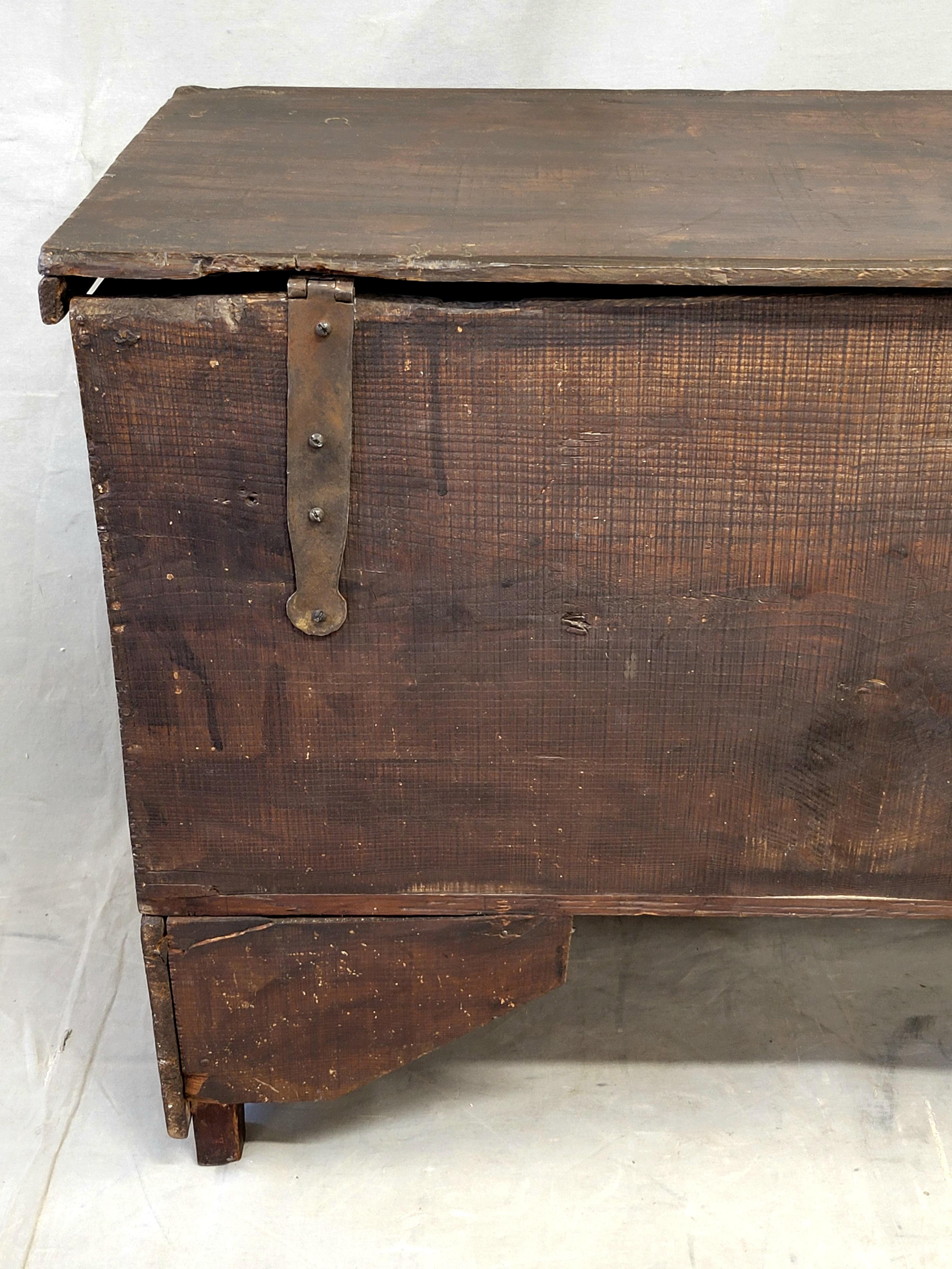 Coffre berbère marocain vintage avec motif arqué peint à la main, signé en vente 8