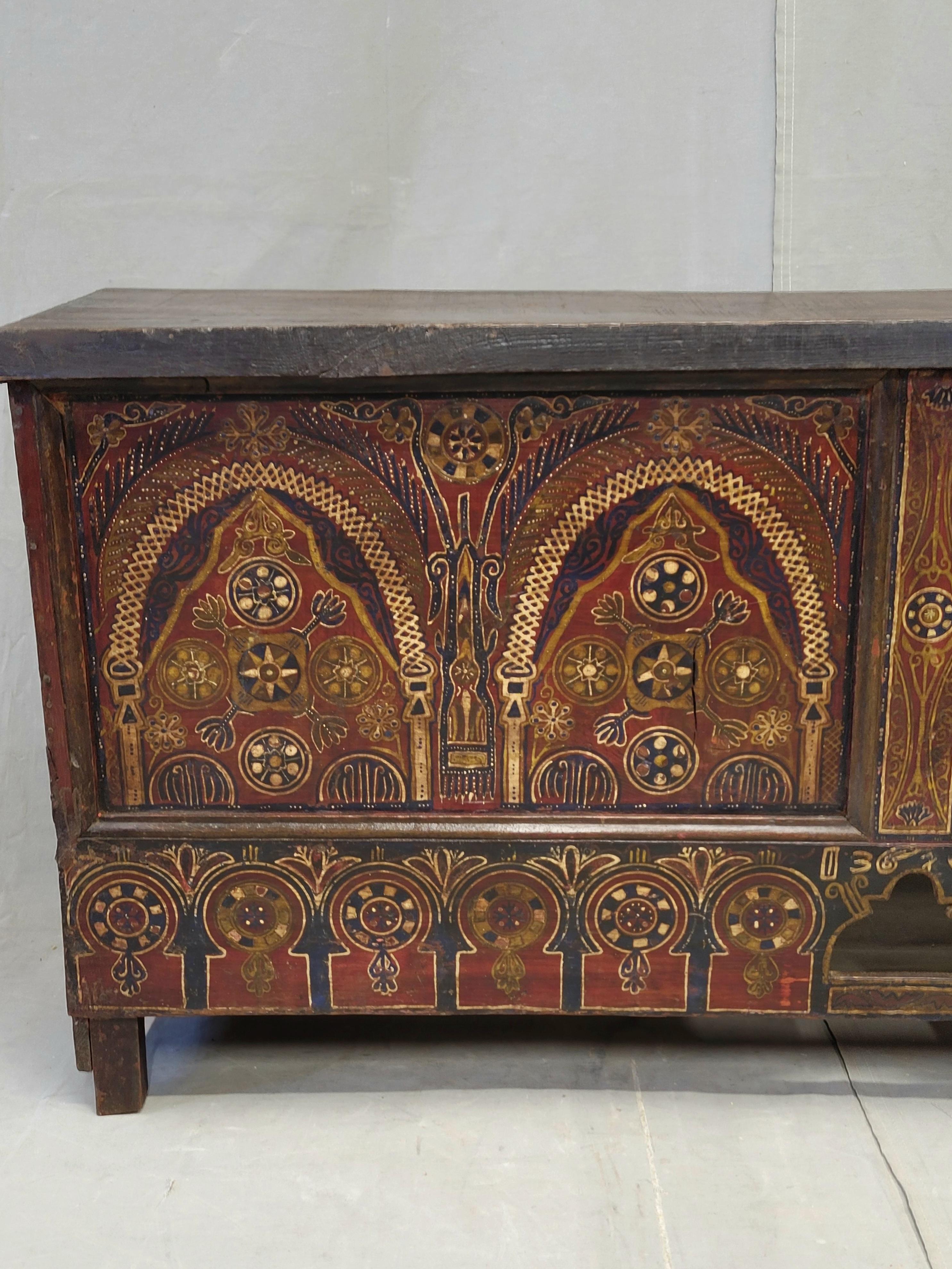 Islamique Coffre berbère marocain vintage avec motif arqué peint à la main, signé en vente