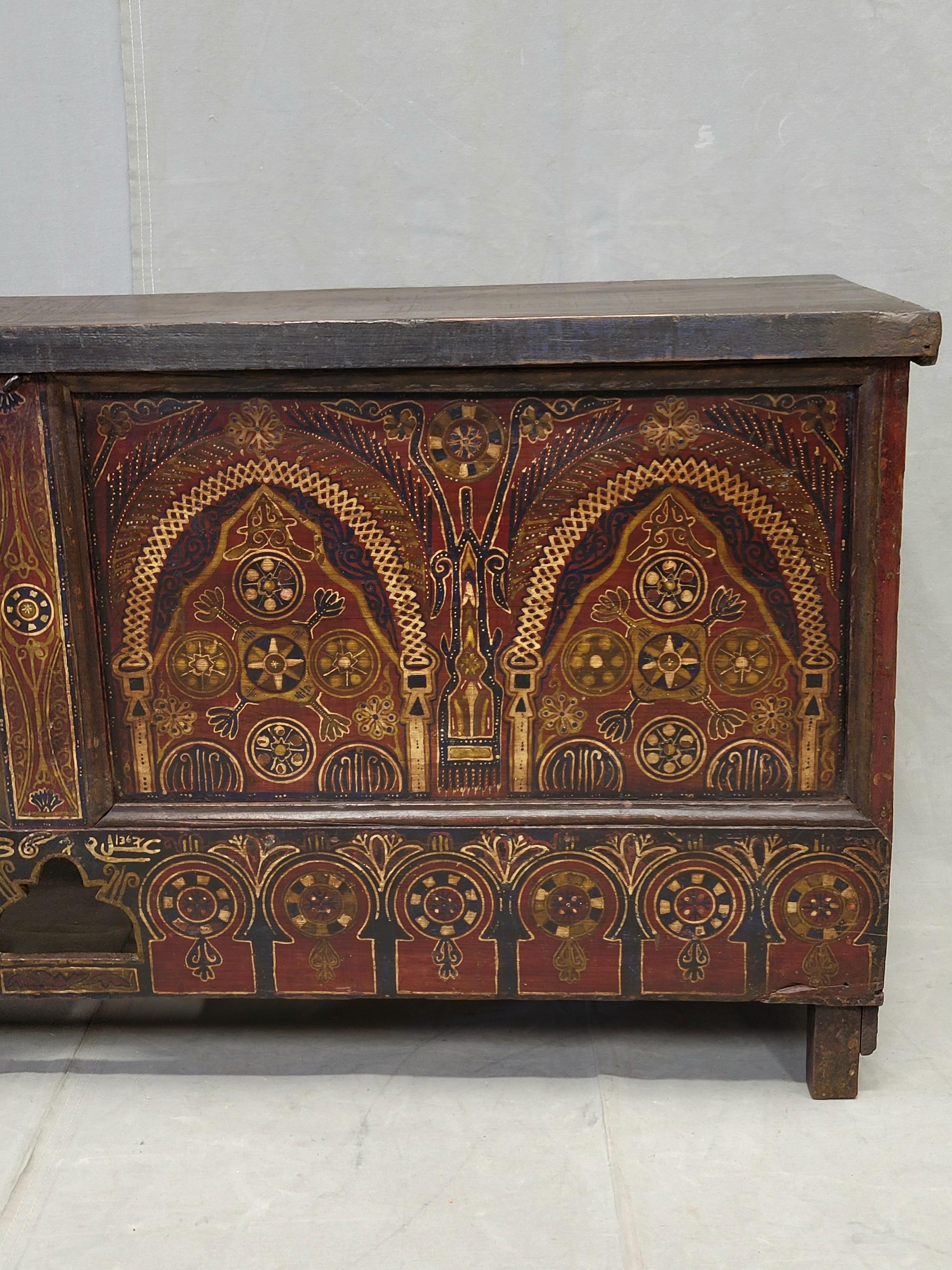 Marocain Coffre berbère marocain vintage avec motif arqué peint à la main, signé en vente
