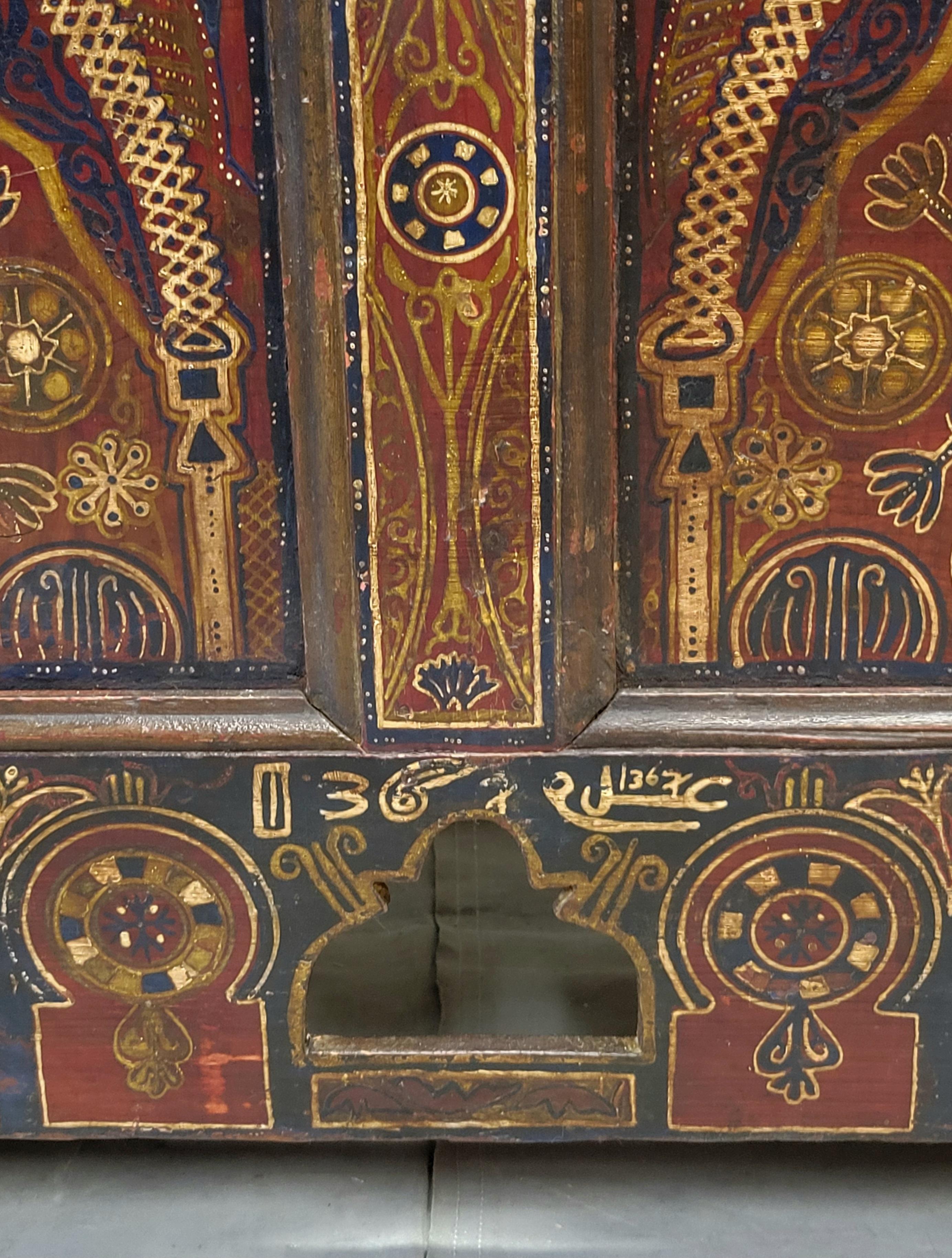 Fait main Coffre berbère marocain vintage avec motif arqué peint à la main, signé en vente
