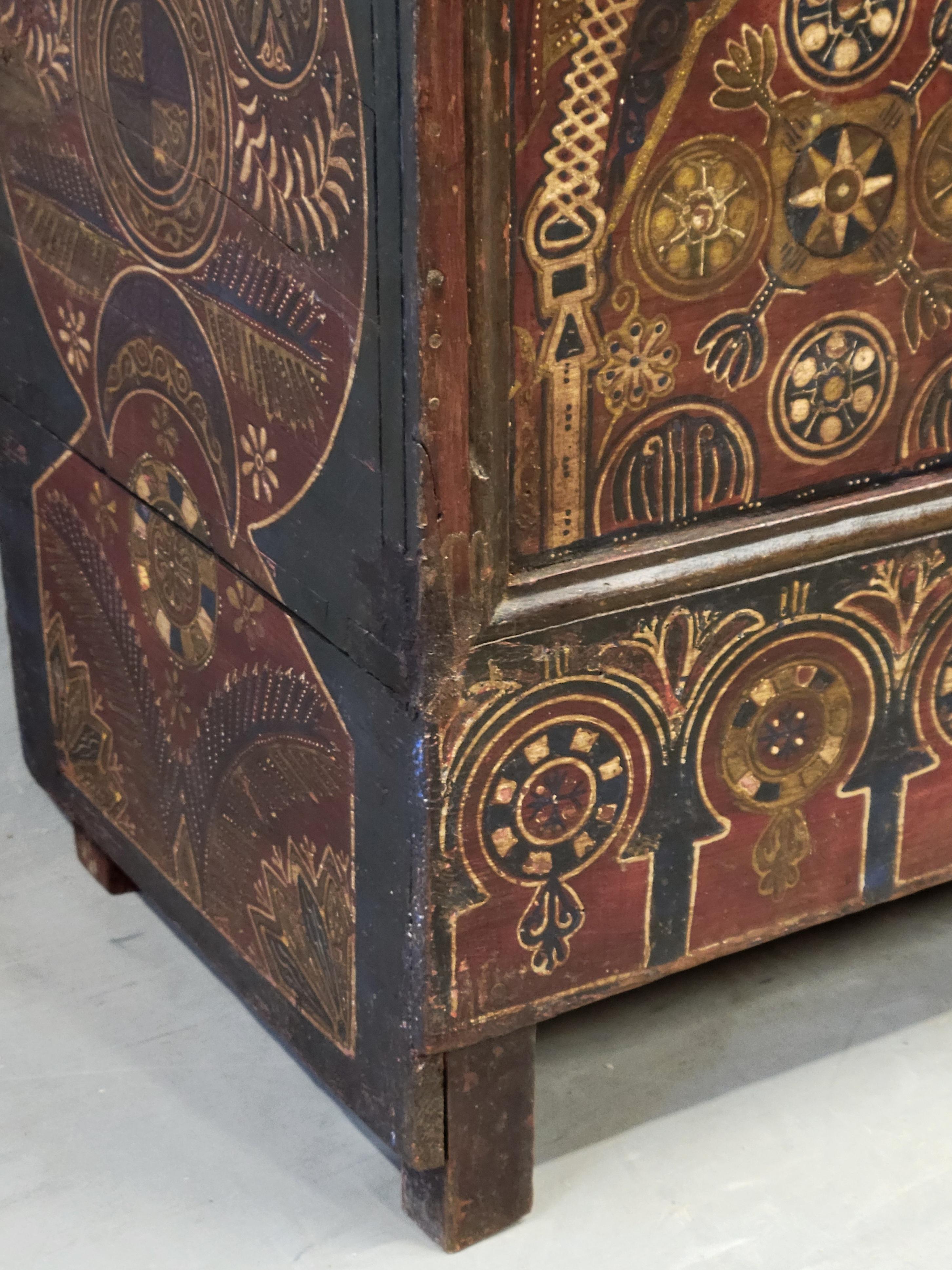 20ième siècle Coffre berbère marocain vintage avec motif arqué peint à la main, signé en vente