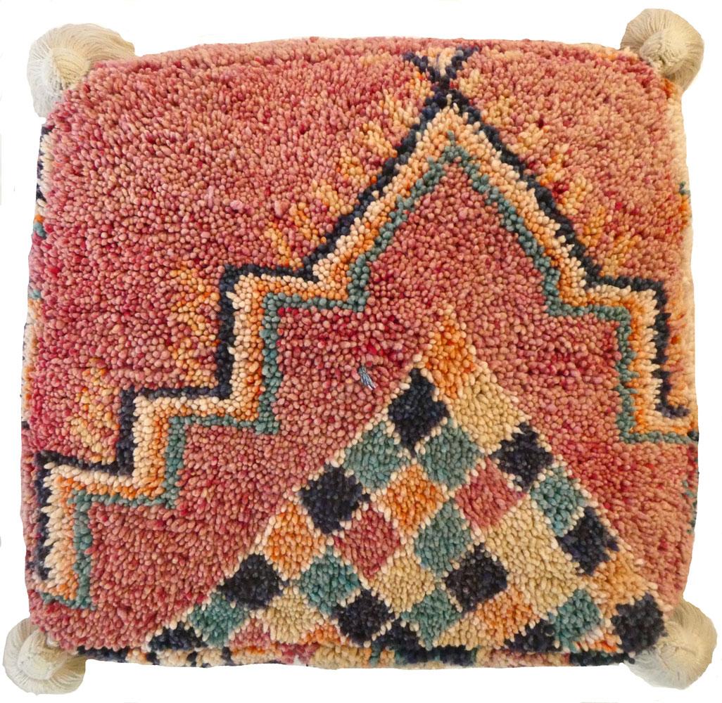 Tutti i nostri pouf sono unici nel loro genere e realizzati con tappeti di lana vintage che riflettono un design unico e uno stile di tessitura delle varie tribù del Marocco.
Questo pouf è stato ricavato da un tappeto astratto della metà del secolo