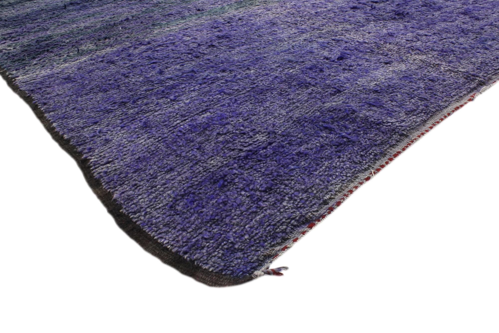20345 Tapis marocain Beni Mrirt Vintage Purple, 07'01 x 14'00. Les tapis Beni Mrirt incarnent la tradition vénérée du tissage marocain. Ils sont réputés pour leur texture somptueuse, leurs motifs géométriques et leurs tons de terre paisibles.