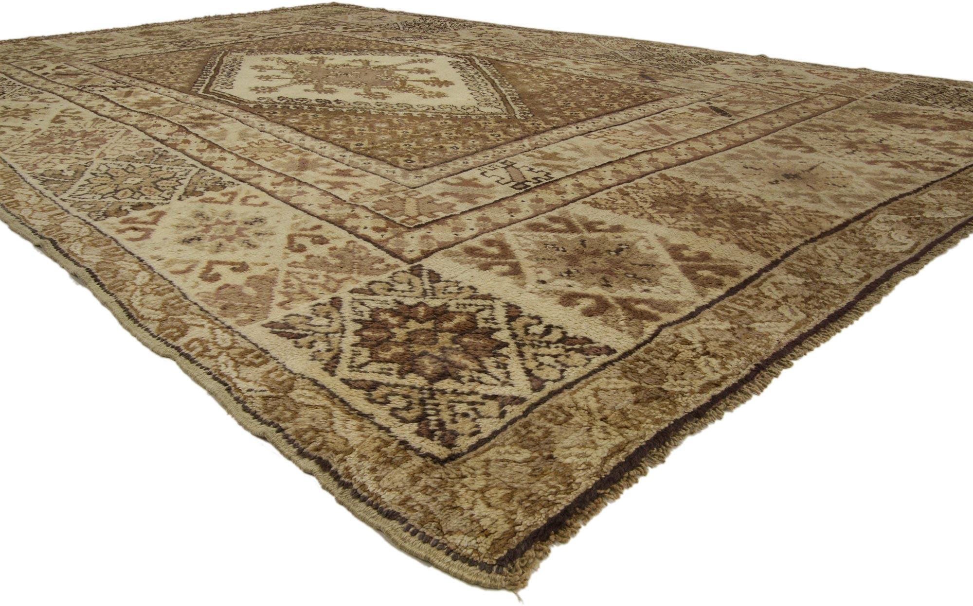 73992 Vintage Berber Rabat Marokkanischer Medaillonteppich mit Siebenbürgisch Anatolischem Stil. Dieser handgeknüpfte marokkanische Rabat-Teppich aus Wolle hebt die anatolischen und transsilvanischen Muster der Vergangenheit hervor. Es zeigt ein