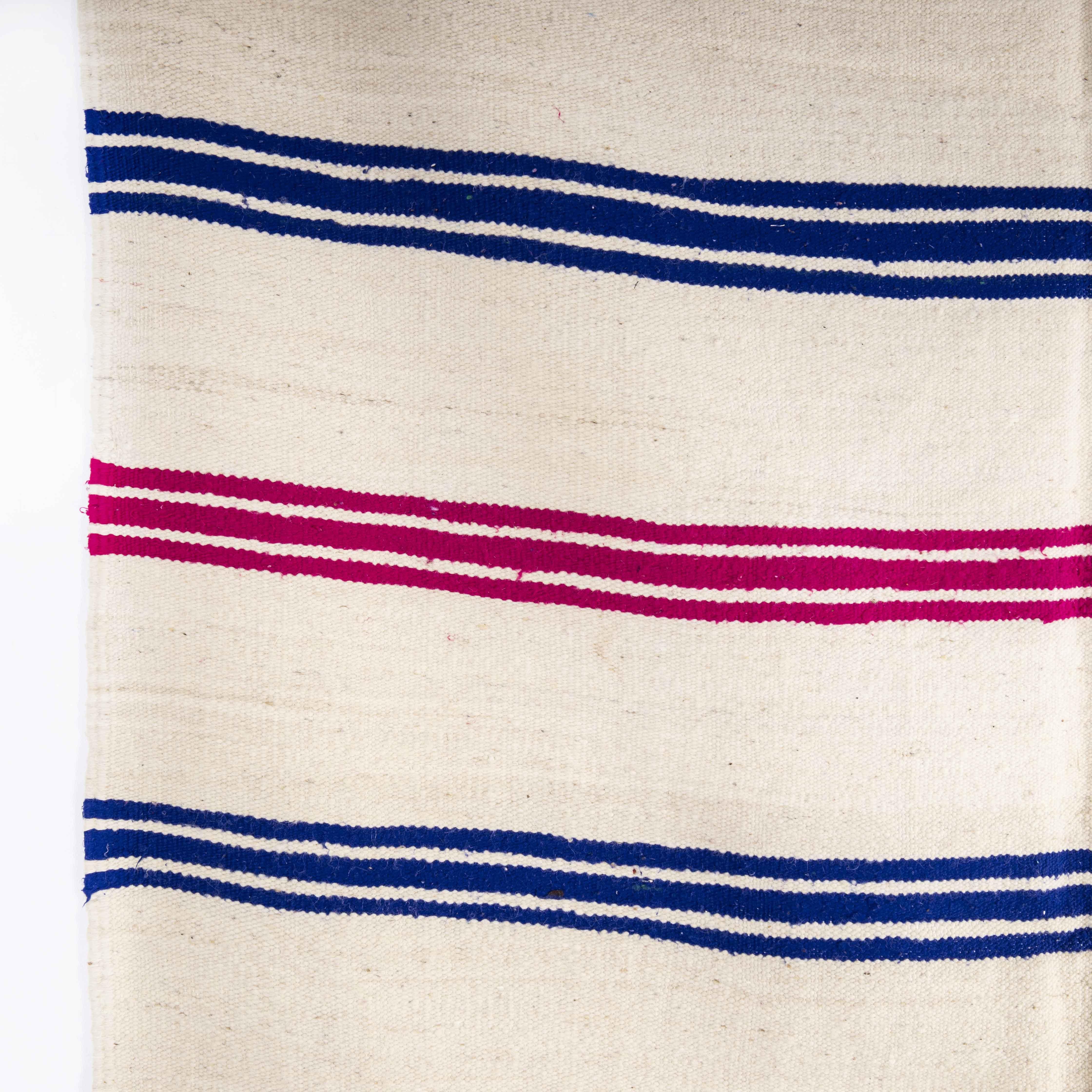 Alfombra bereber vintage Hanbel de rayas finas rojas y azules siglo XX en venta