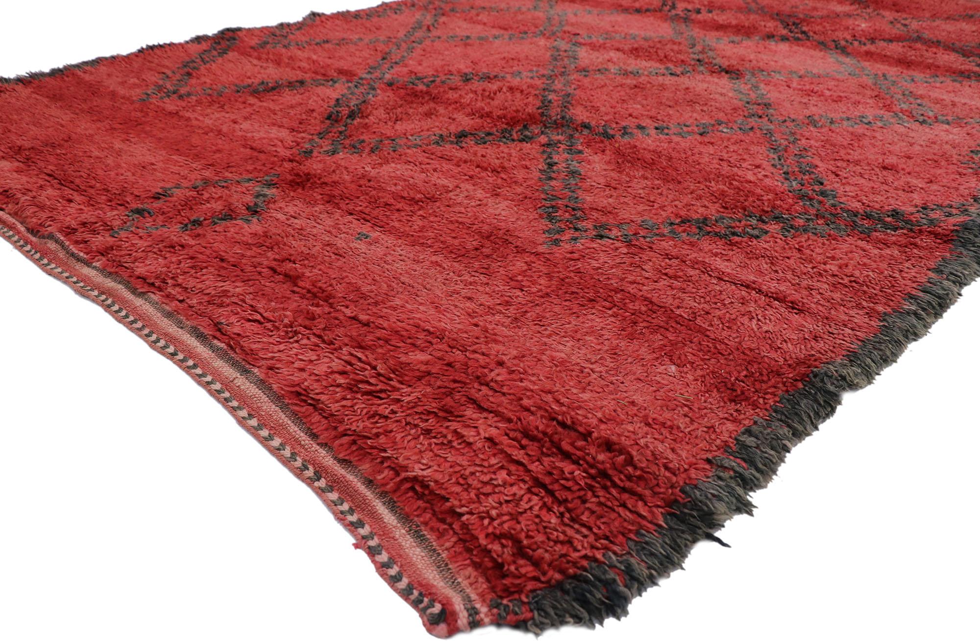 21276, marokkanischer Berberteppich Beni M'Guild mit modernem Tribal-Stil. Dieser handgeknüpfte marokkanische Teppich aus Wolle im Vintage-Stil von Beni M'Guild besticht durch seine feurige Leuchtkraft, seinen weichen Flor und seinen Stammesstil.