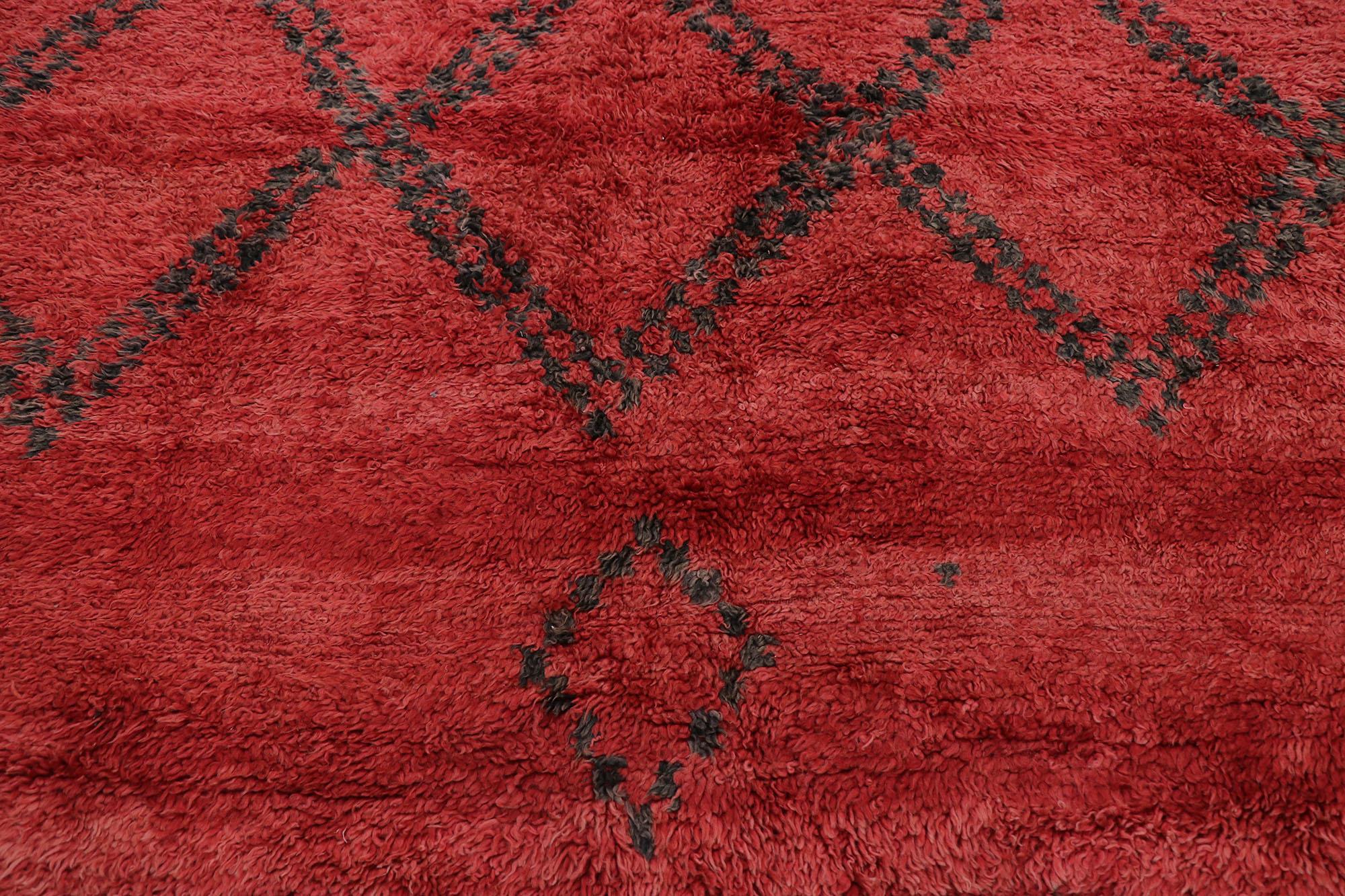 Marokkanischer Beni M'Guild-Teppich aus rotem Berber im Vintage-Stil mit modernem Stammesstil (Handgeknüpft) im Angebot