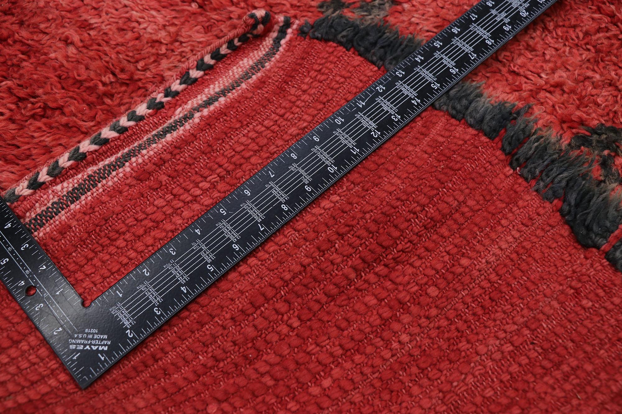Marokkanischer Beni M'Guild-Teppich aus rotem Berber im Vintage-Stil mit modernem Stammesstil im Zustand „Gut“ im Angebot in Dallas, TX