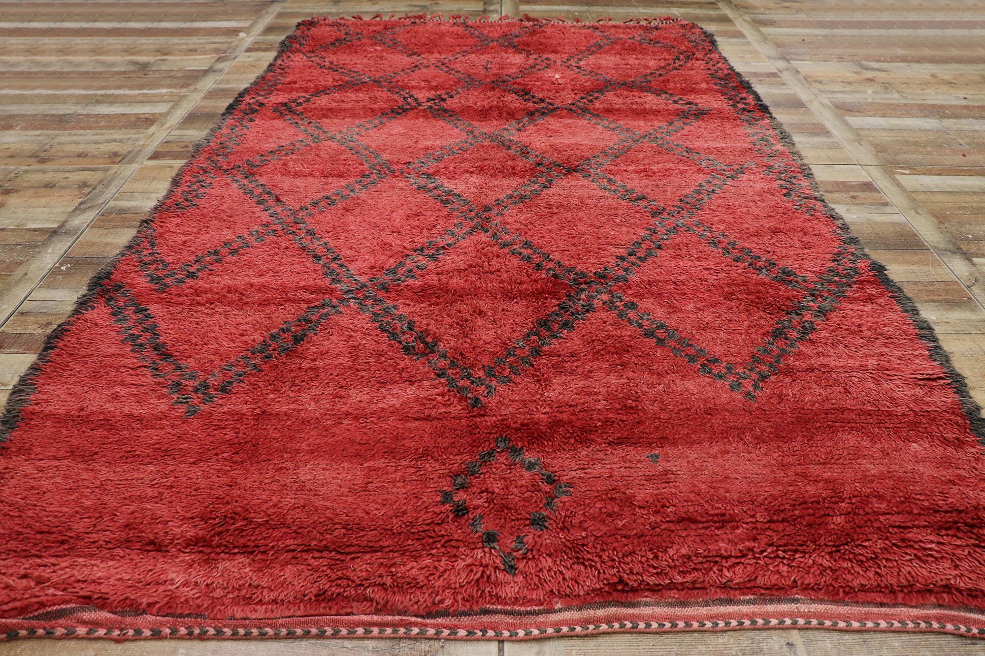 Marokkanischer Beni M'Guild-Teppich aus rotem Berber im Vintage-Stil mit modernem Stammesstil (Wolle) im Angebot