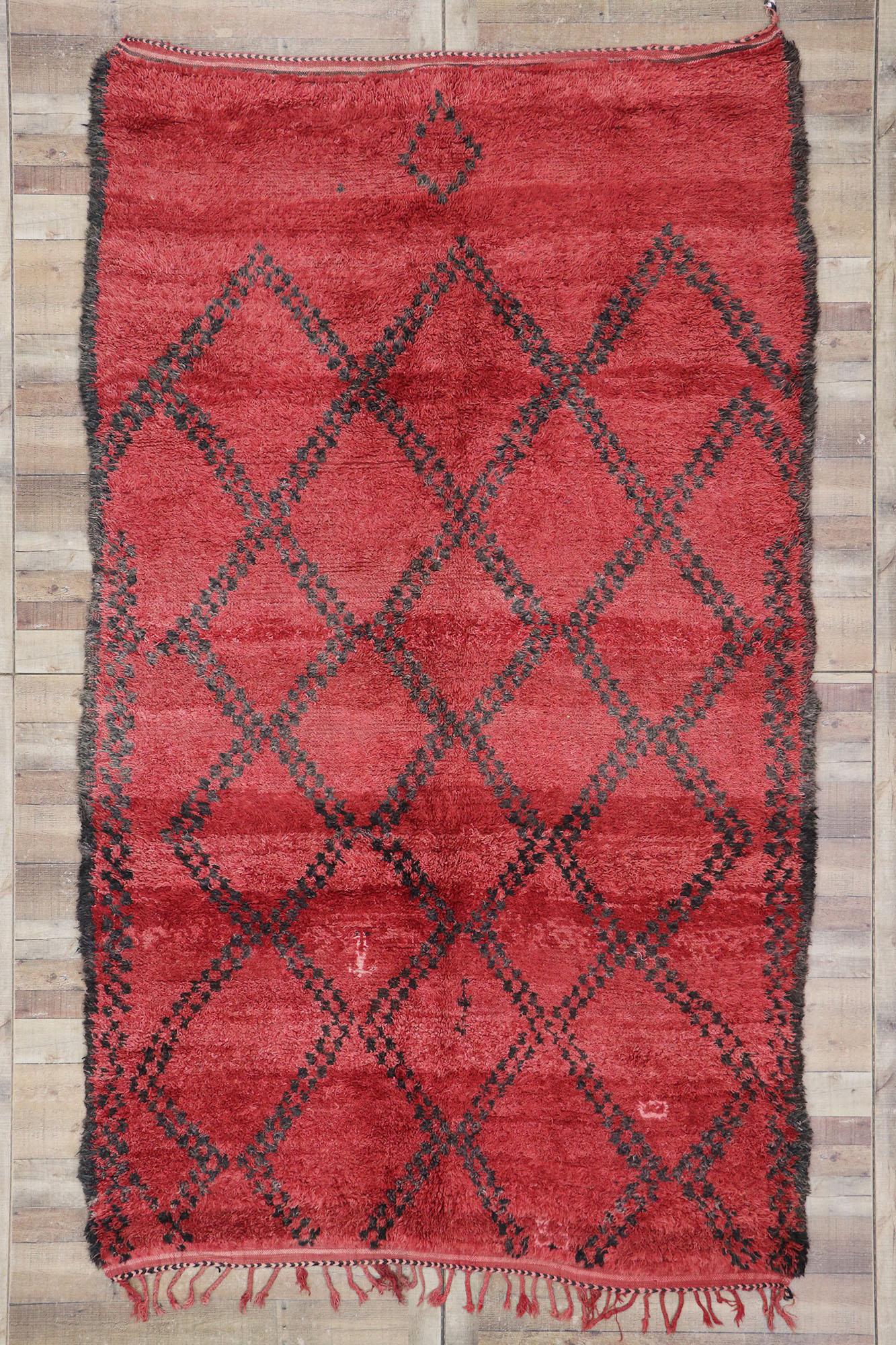 Marokkanischer Beni M'Guild-Teppich aus rotem Berber im Vintage-Stil mit modernem Stammesstil im Angebot 1