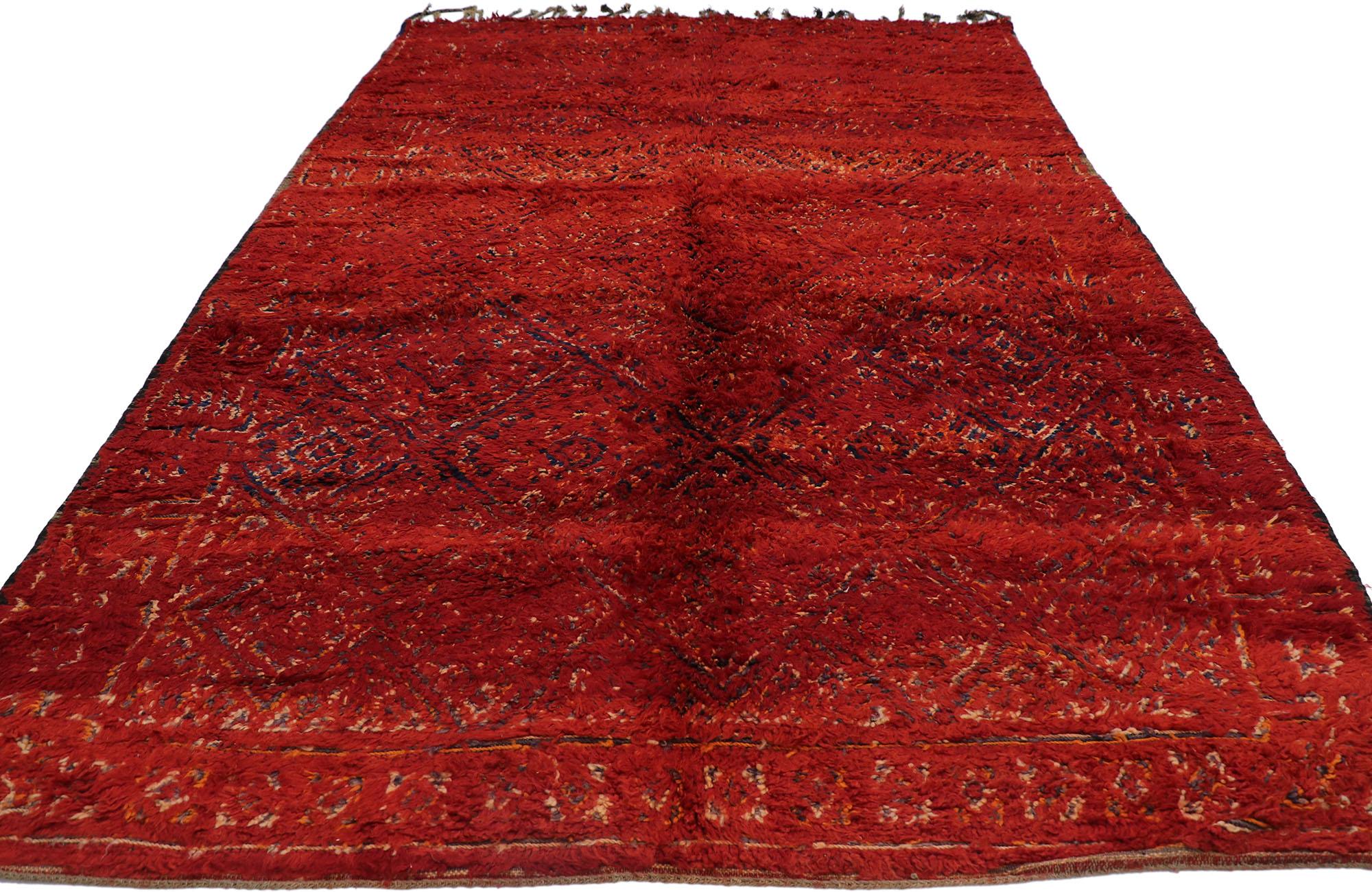 Tribal Tapis berbère rouge vintage de la guilde Beni M'Guild marocaine avec style tribal en vente