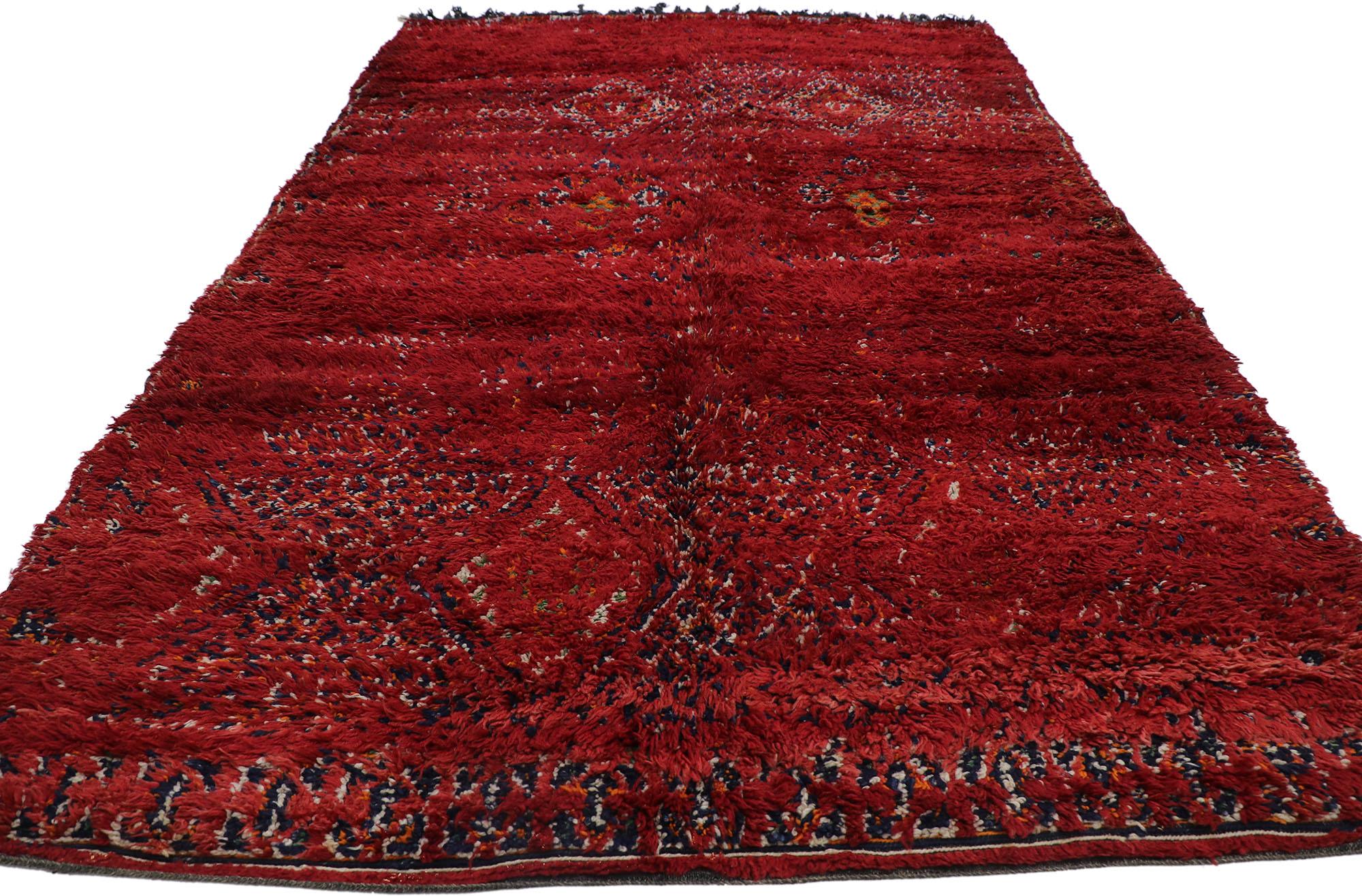 Tribal Tapis berbère rouge vintage de la guilde Beni M'Guild marocaine avec style tribal en vente