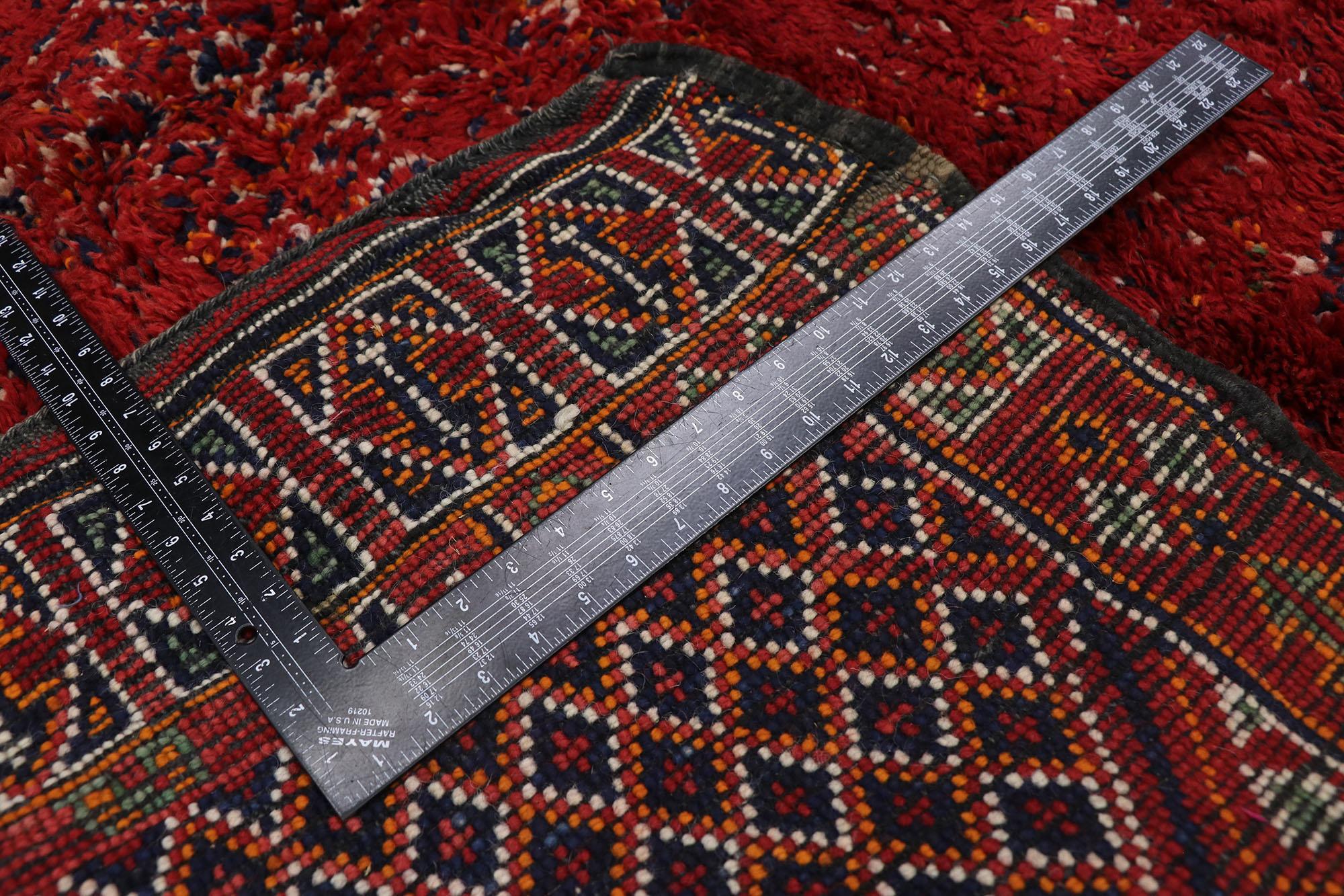 Marokkanischer Beni-M'Guild-Teppich im Stammesstil aus rotem Berber, Vintage im Zustand „Gut“ im Angebot in Dallas, TX