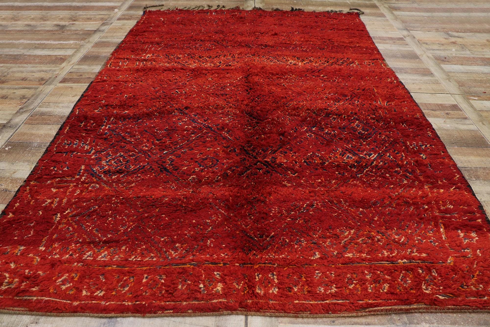 20ième siècle Tapis berbère rouge vintage de la guilde Beni M'Guild marocaine avec style tribal en vente
