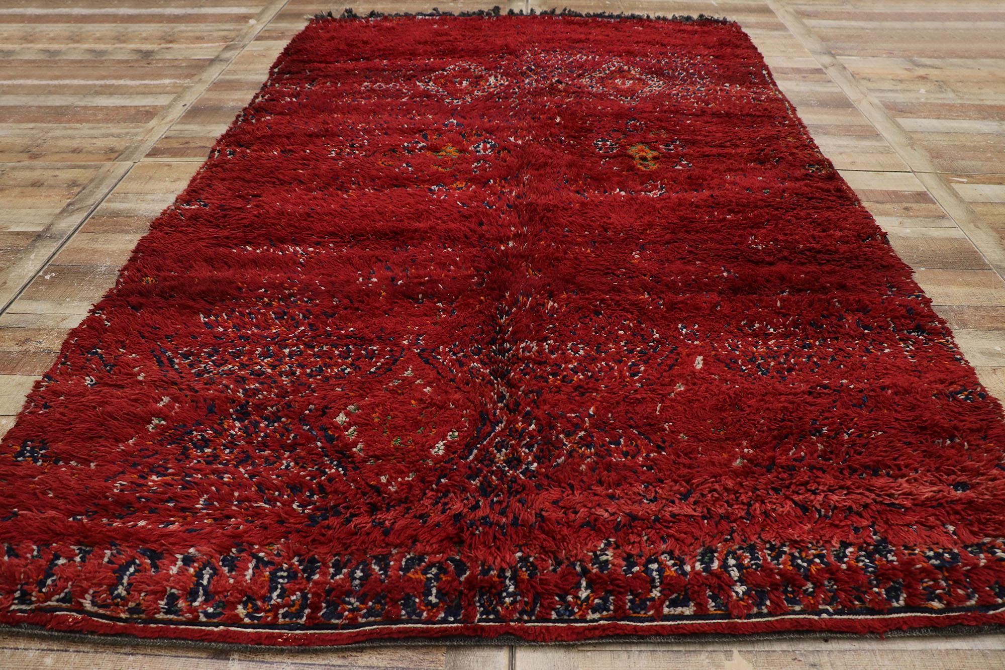 20ième siècle Tapis berbère rouge vintage de la guilde Beni M'Guild marocaine avec style tribal en vente