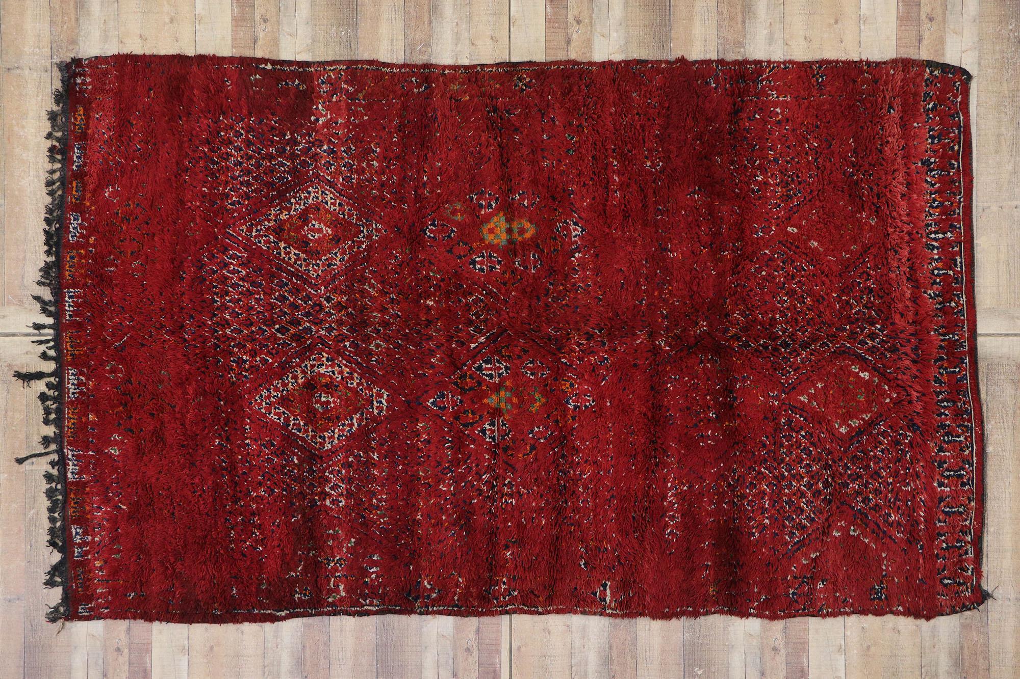 Laine Tapis berbère rouge vintage de la guilde Beni M'Guild marocaine avec style tribal en vente