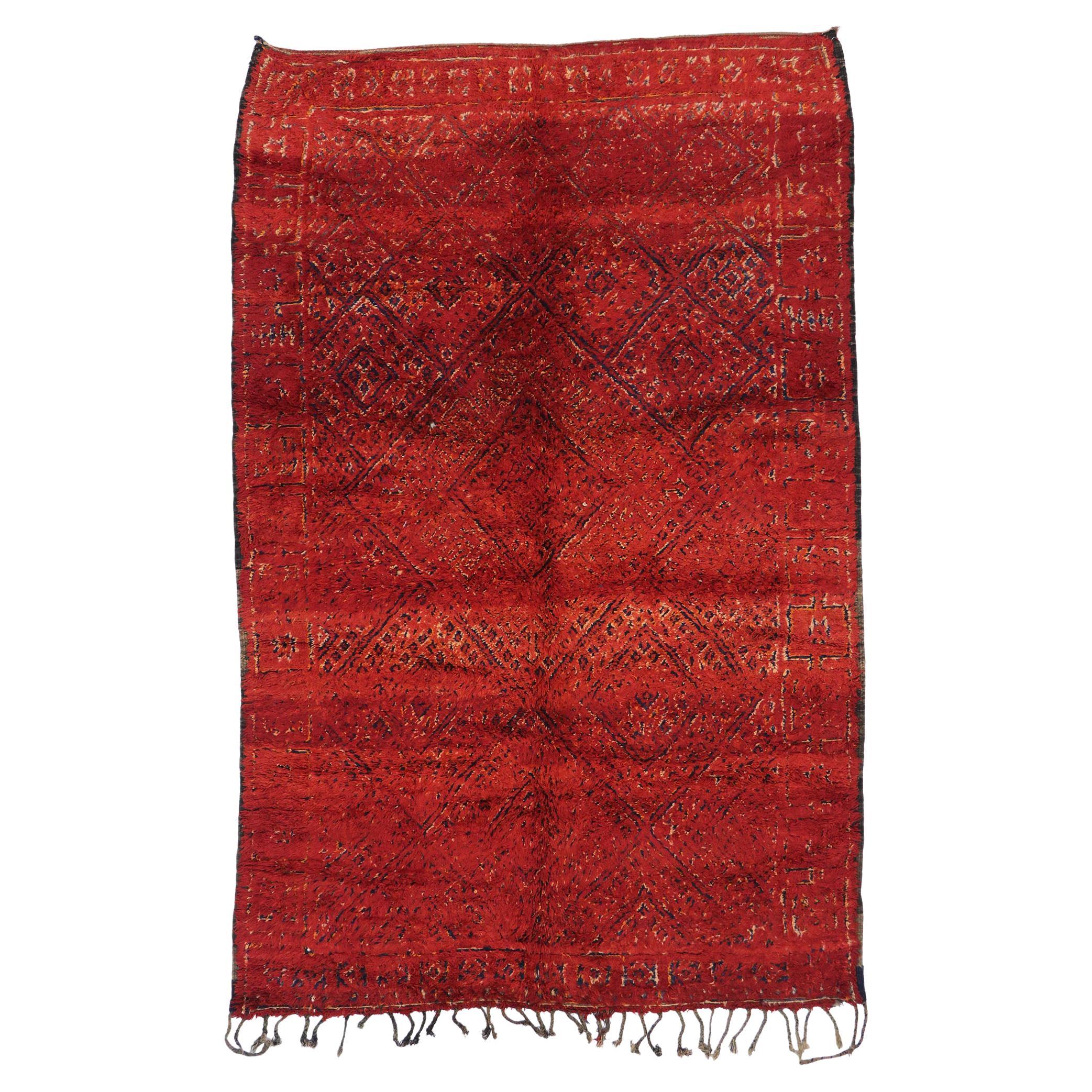 Tapis berbère rouge vintage de la guilde Beni M'Guild marocaine avec style tribal