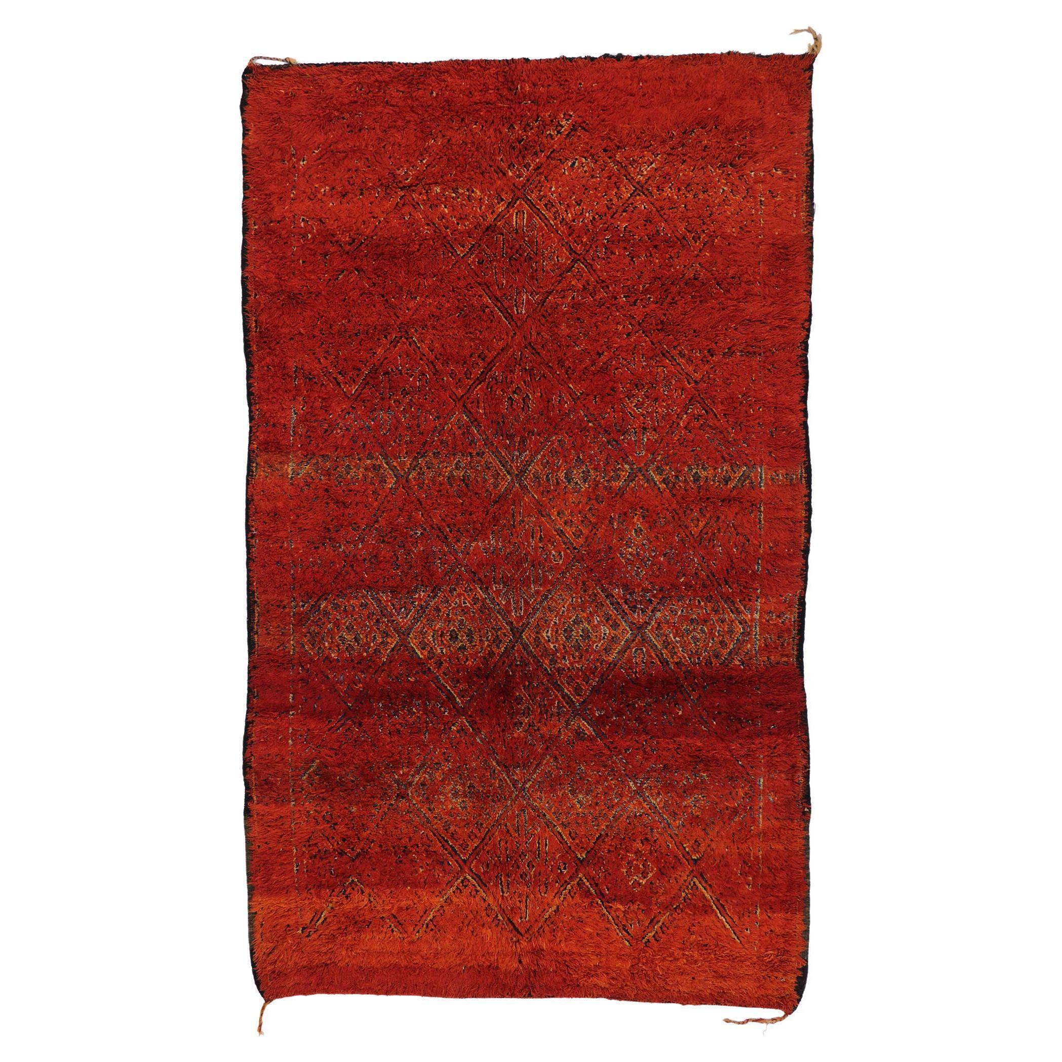 Tapis marocain Beni M'Guild rouge berbère vintage avec style tribal