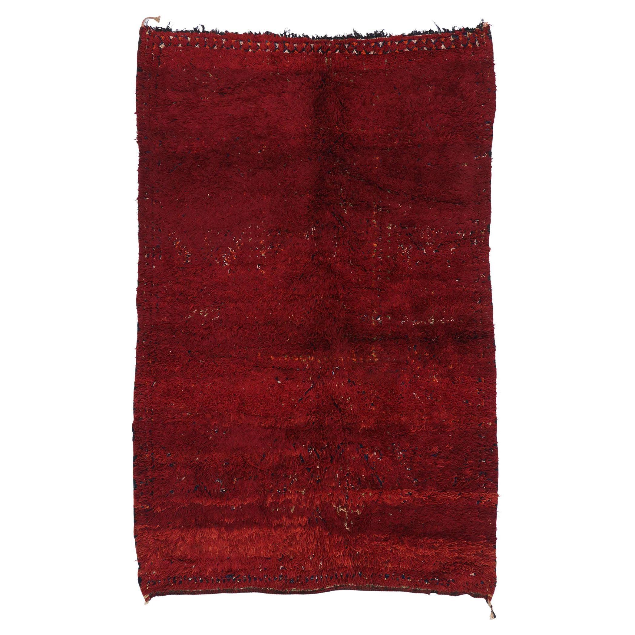 Tapis marocain Beni M'Guild rouge berbère vintage avec style tribal