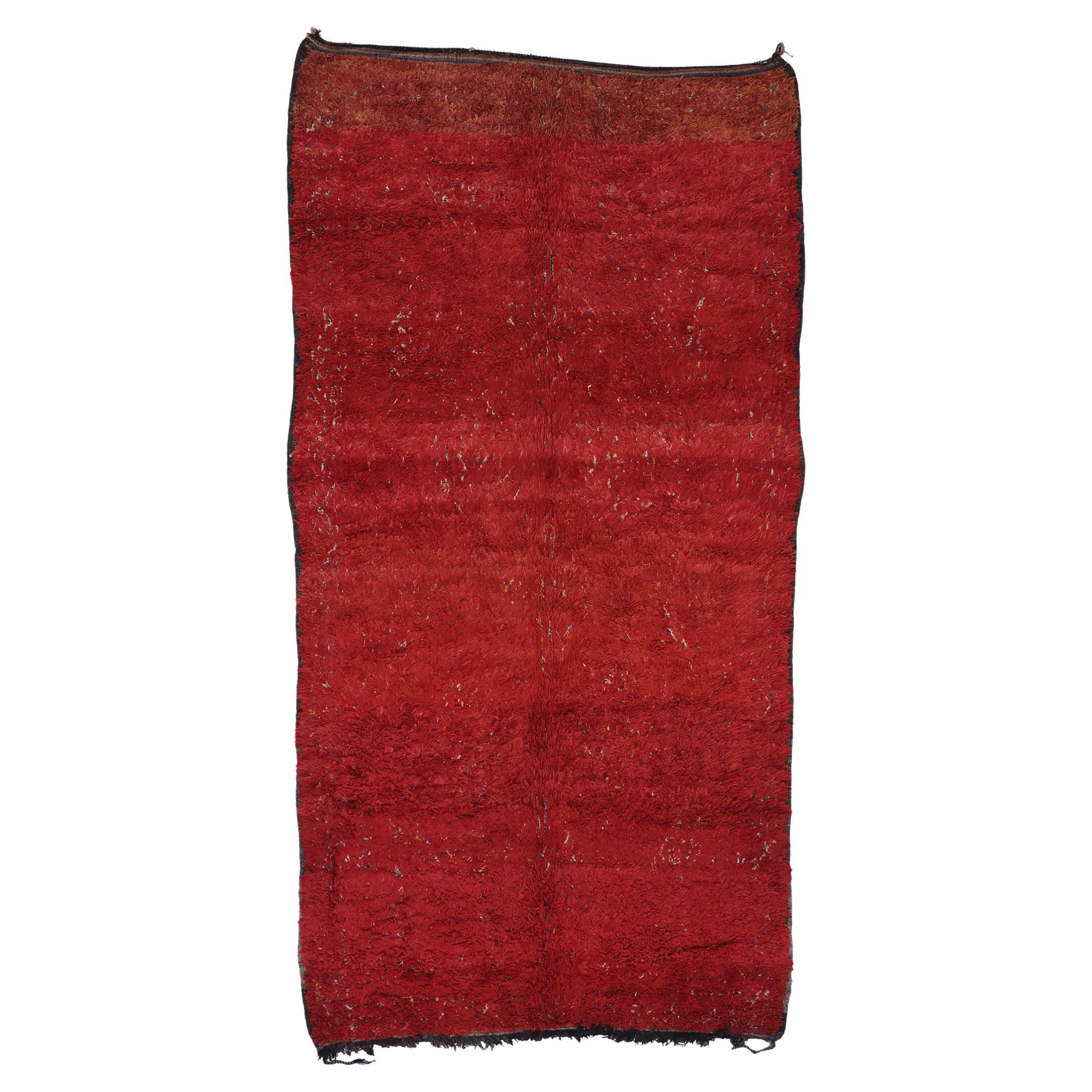 Tapis berbère rouge vintage de la guilde Beni M'Guild marocaine avec style tribal