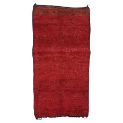 Tapis berbère rouge vintage de la guilde Beni M'Guild marocaine avec style tribal