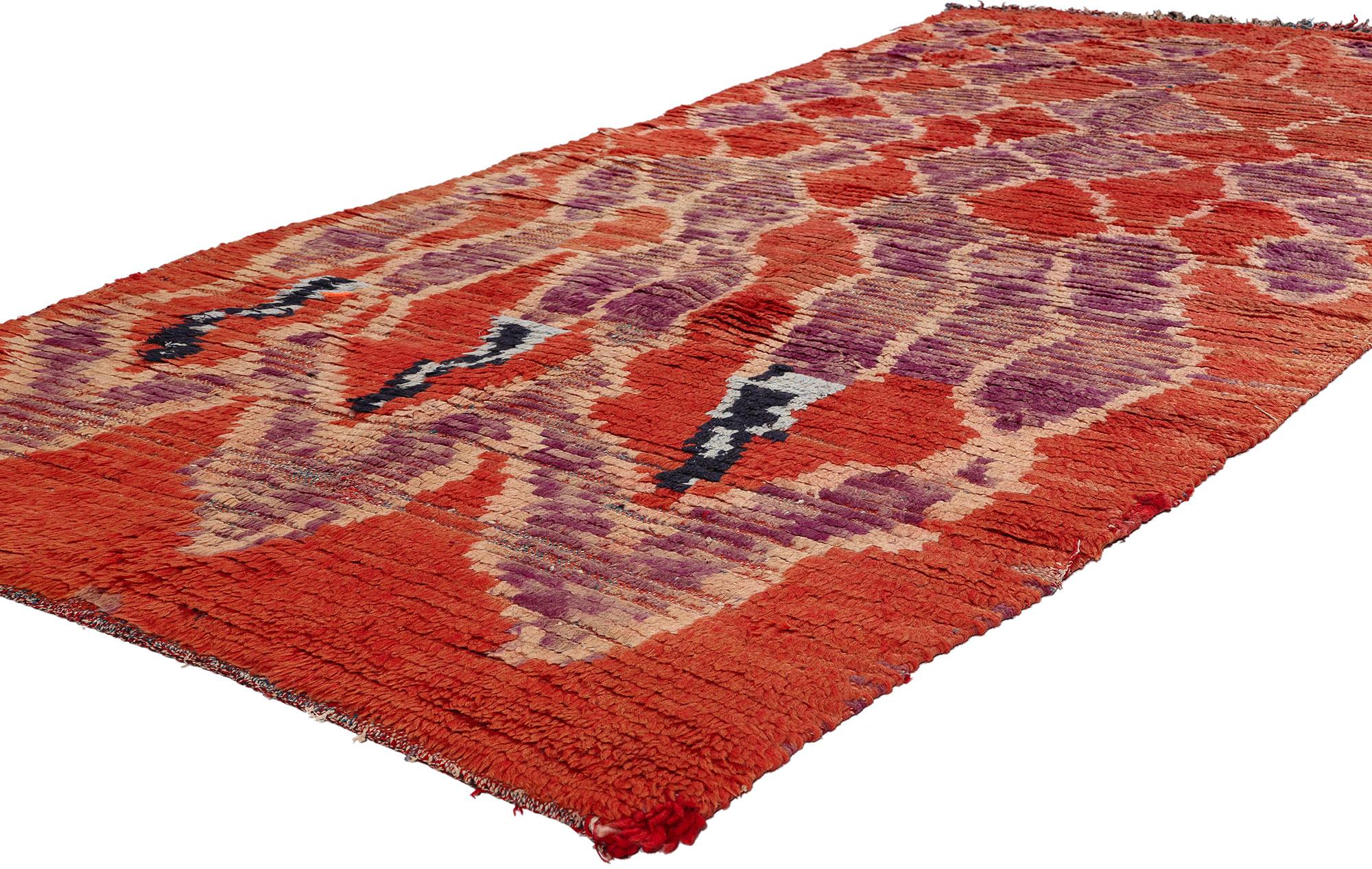 21734 Vintage Rot Marokkanischer Azilal-Teppich, 03'10 x 08'02. Rote marokkanische Azilal-Teppiche sind eine Art traditioneller marokkanischer Teppiche, die von Berber-Kunsthandwerkern in der Azilal-Region in Marokko handgewebt werden und sich durch