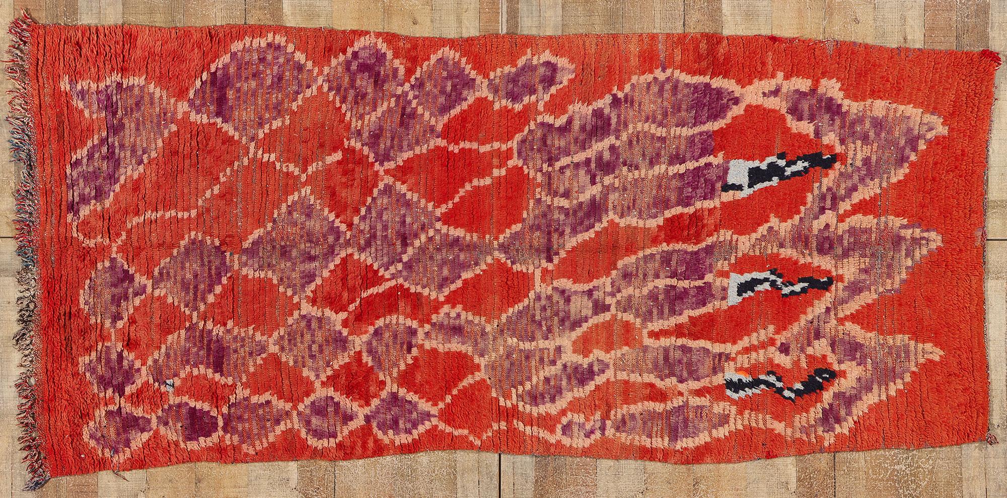 Tapis Azilal marocain rouge berbère vintage, Boho Chic rencontre l'enchantement tribal confortable en vente 1