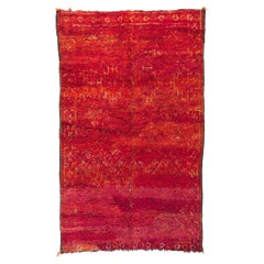 Tappeto marocchino vintage Beni MGuild rosso, lo stile massimalista incontra l'accoglienza dei nomadi
