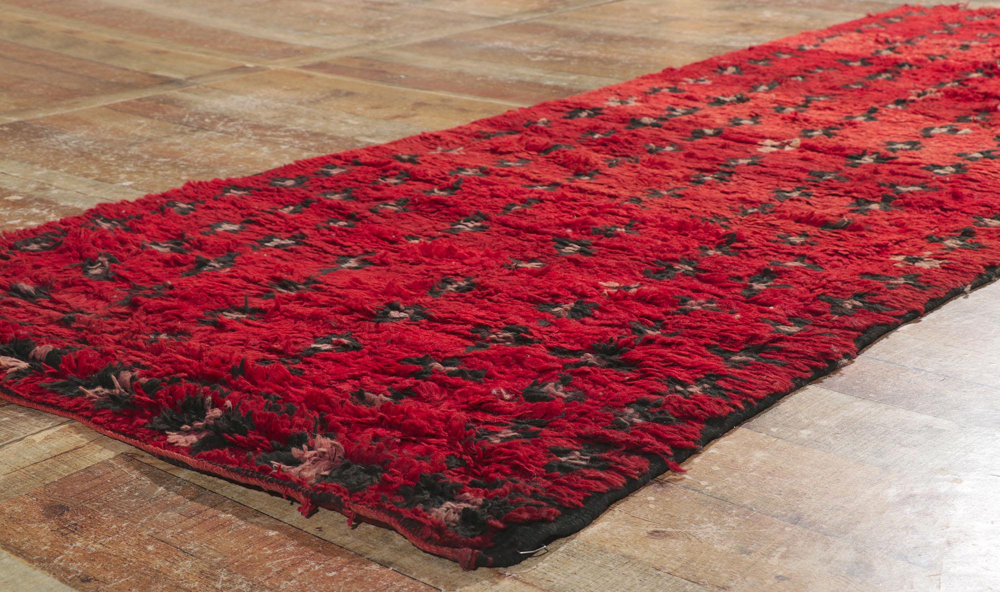 Marokkanischer Berberroter Flur-Teppich (20. Jahrhundert) im Angebot