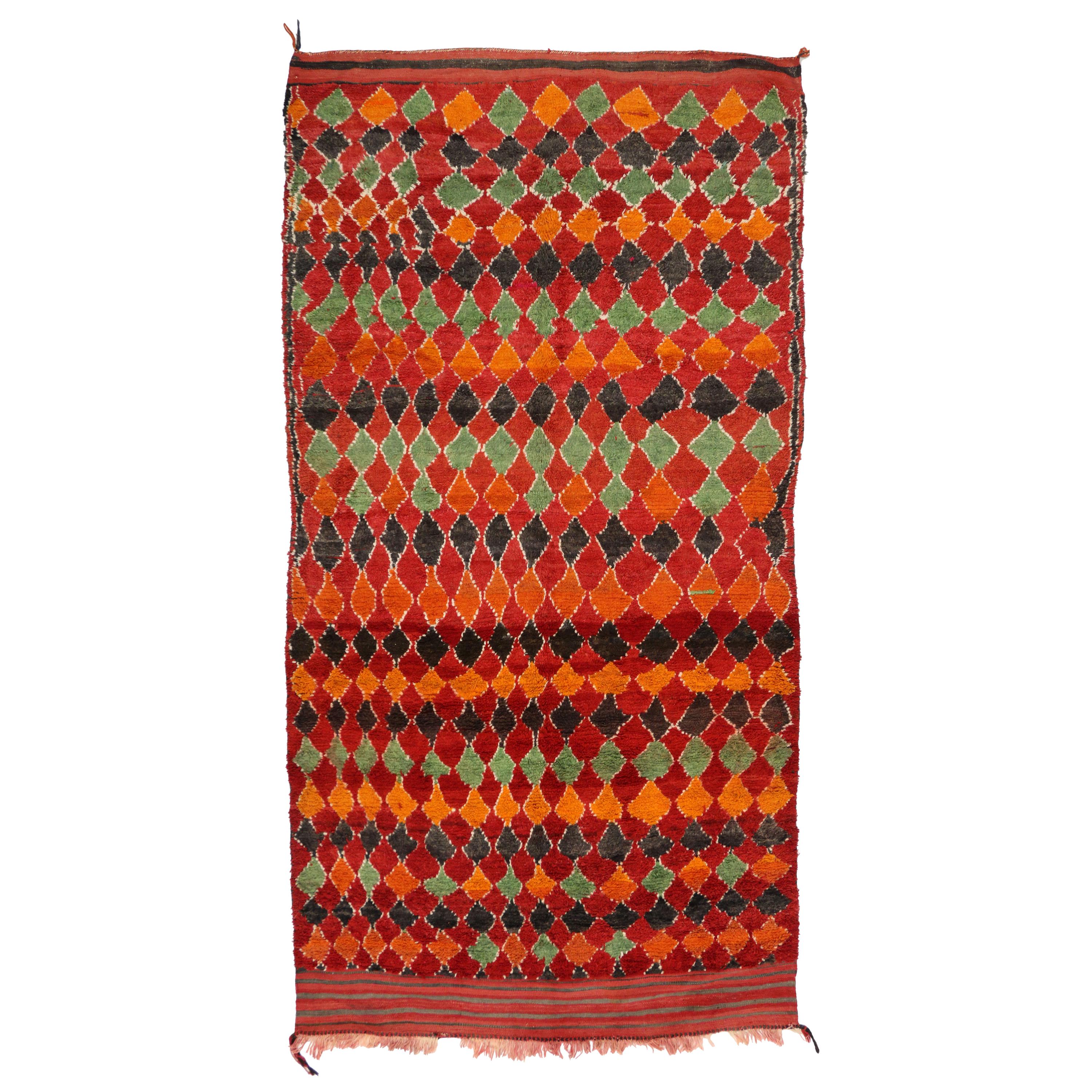 Tapis berbère marocain rouge vintage avec motif de diamants et style tribal moderne