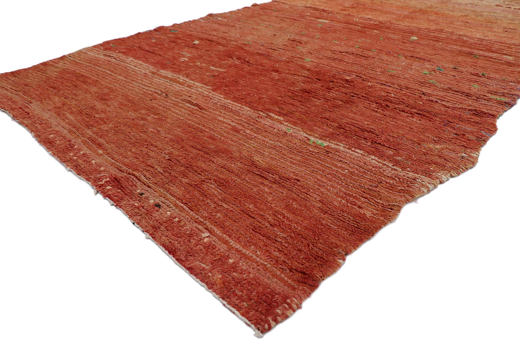 21430, tappeto berbero marocchino rosso vintage con stile Jungalow. Con la sua sensibilità rustica, la sua bellezza senza sforzo e la sua semplicità, questo tappeto berbero rosso marocchino annodato a mano in lana è una visione accattivante di