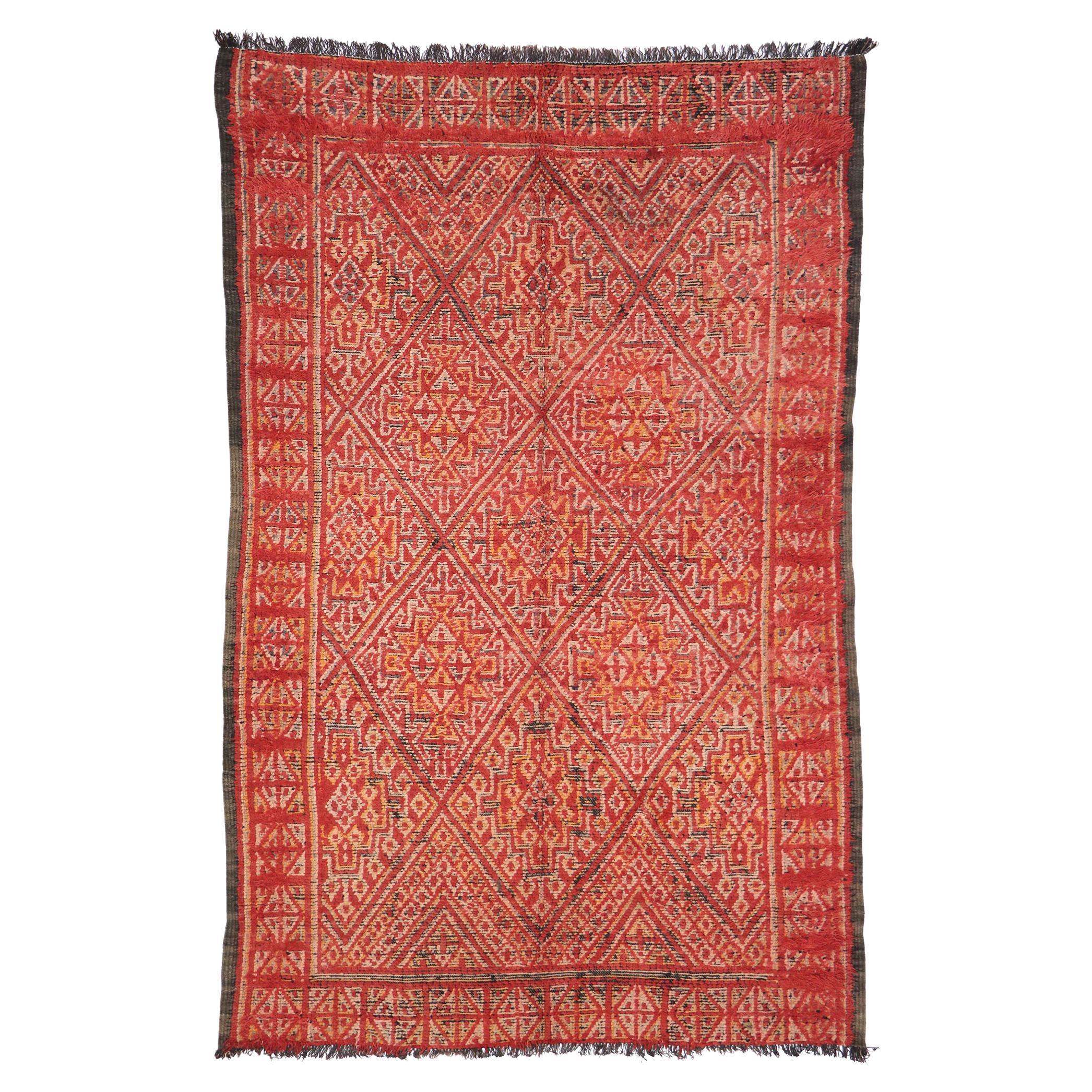Marokkanischer roter Beni MGuild Vintage-Teppich im Vintage-Stil, Midcentury Meets Global Bohemian
