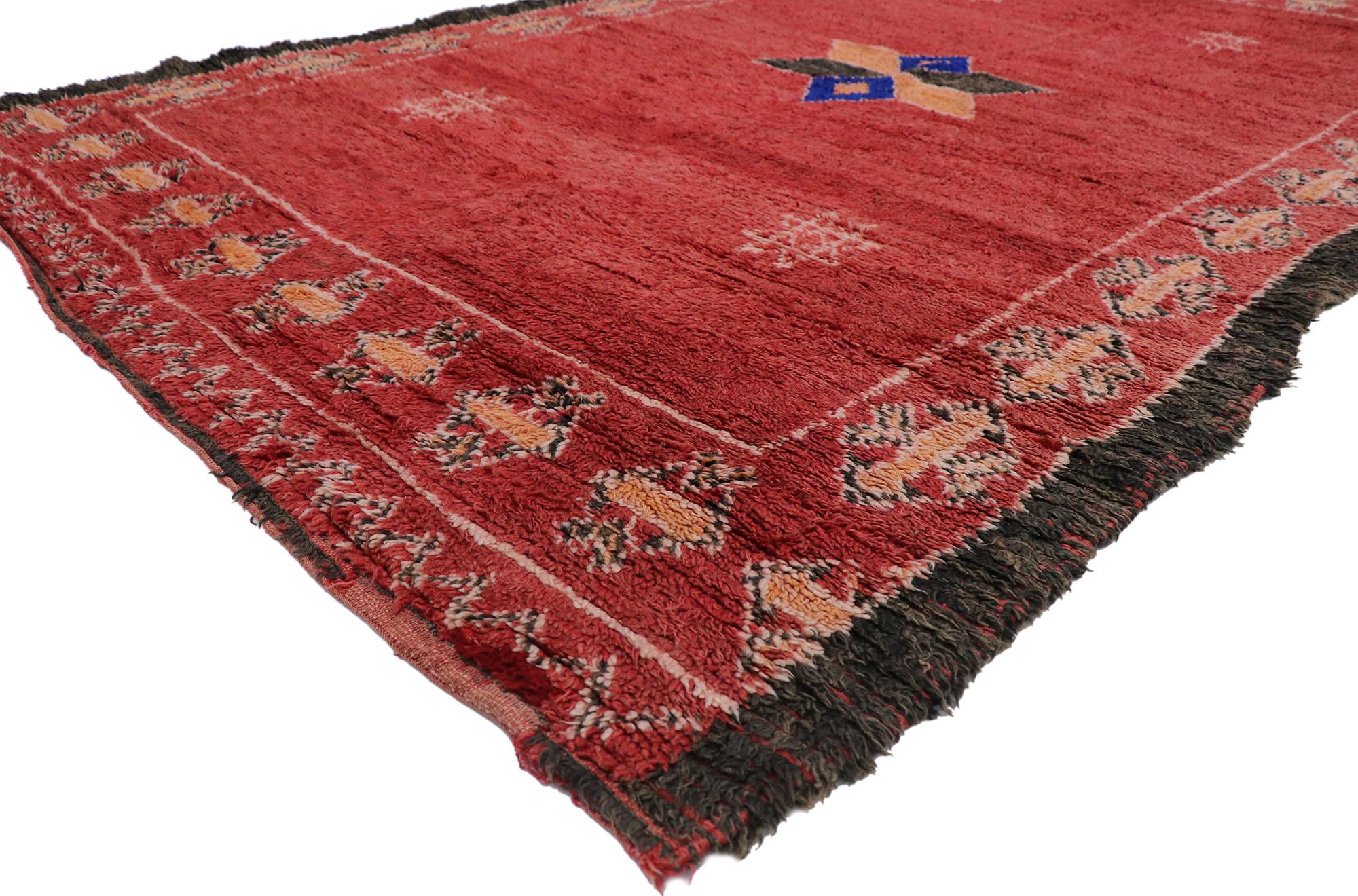 21272 Tapis marocain Vintage Red Taznakht, 06'06 x 10'05. Les tapis marocains Taznakht sont des textiles tissés à la main dans la région de Taznakht, dans le Haut Atlas marocain. Ils sont fabriqués par des femmes berbères selon des techniques