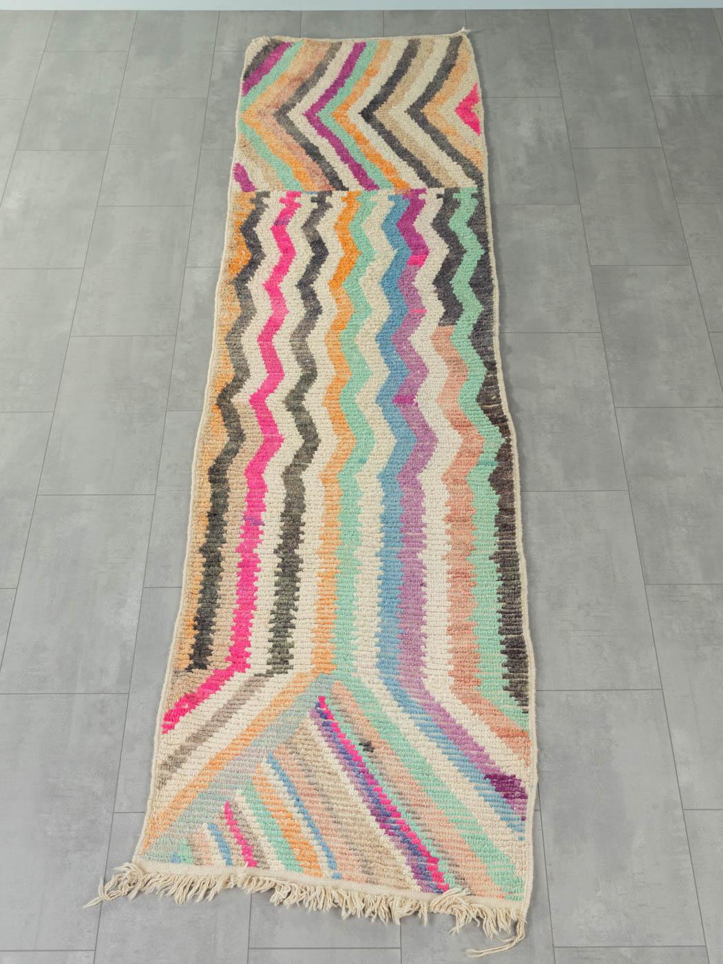 Ce coureur Vintage est un tapis 100% laine - doux et confortable sous le pied. Nos tapis berbères sont fabriqués à la main, un nœud à la fois. Chacun de nos tapis berbères est une pièce unique et durable, créée de manière durable avec de la laine