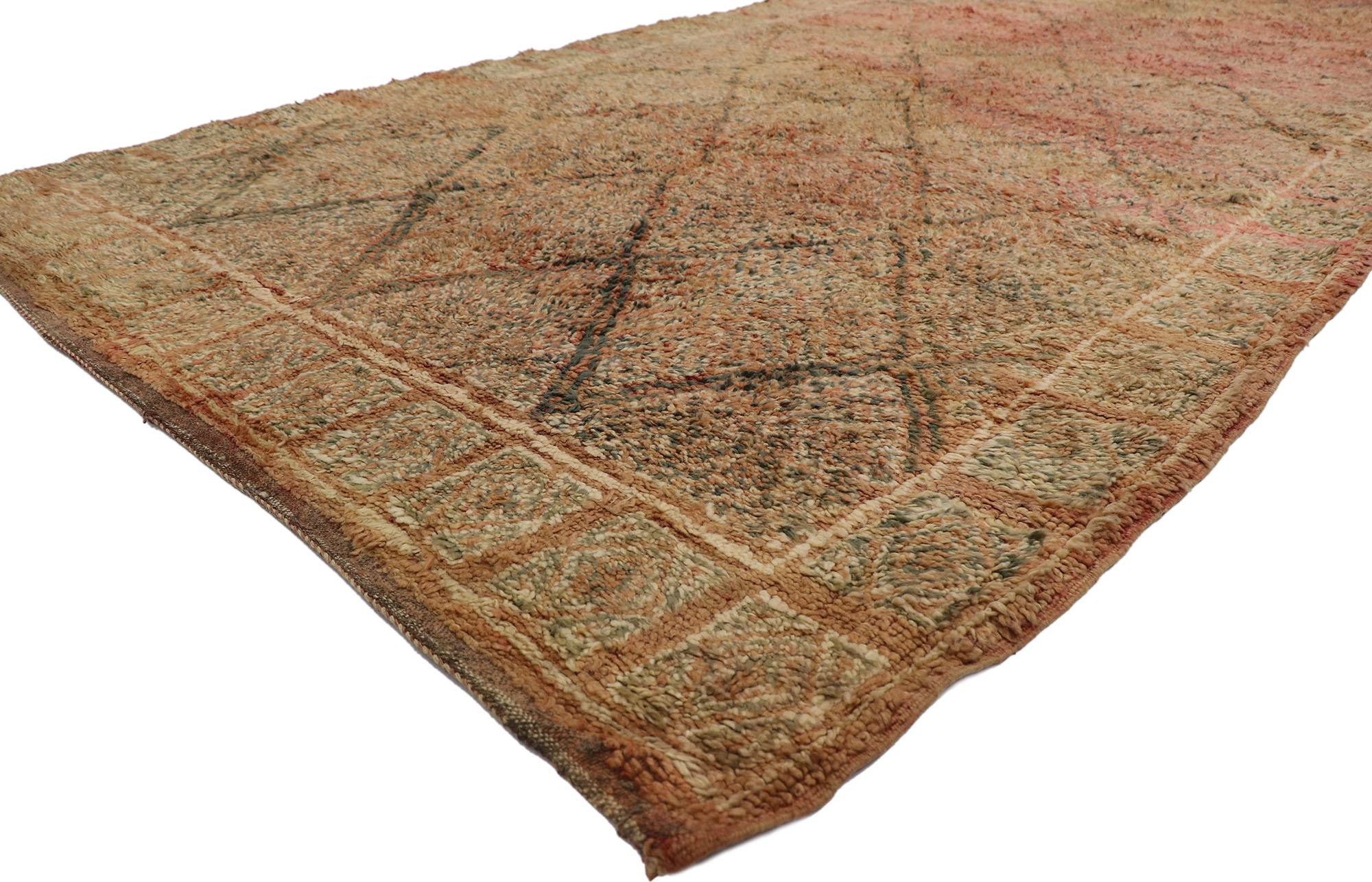 21251, tapis marocain berbère Zayane vintage de style rustique moderne. Présentant un design expressif dans des teintes chaudes, des détails et une texture incroyables, ce tapis marocain berbère vintage Zayane en laine nouée à la main est une vision