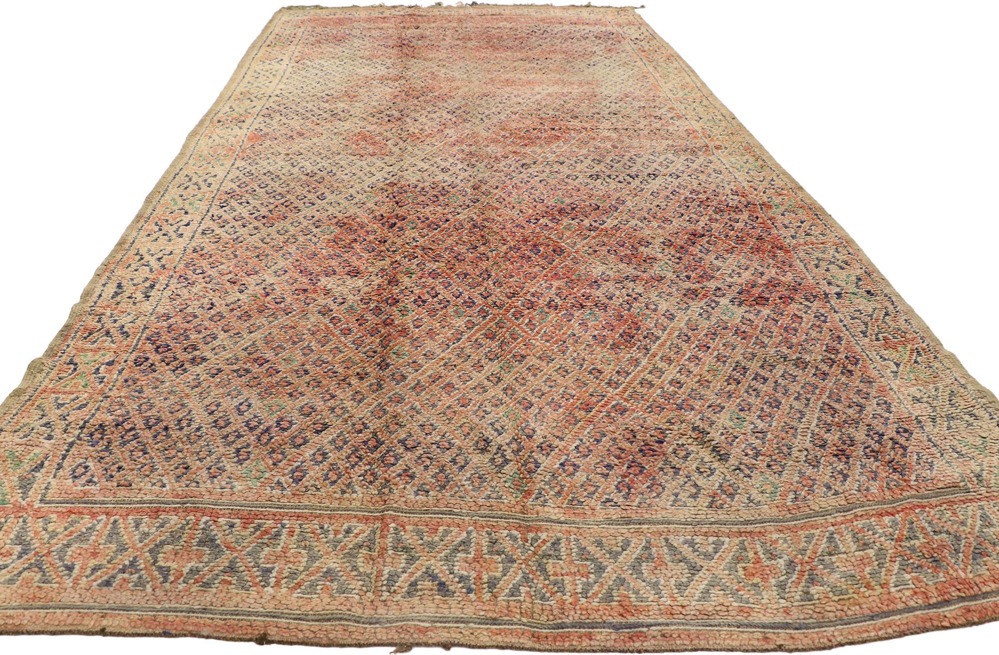 Marokkanischer Berber Beni MGuild Vintage-Teppich im Vintage-Stil, Midcentury Meets Stammeskunst-Enchantment (Handgeknüpft) im Angebot