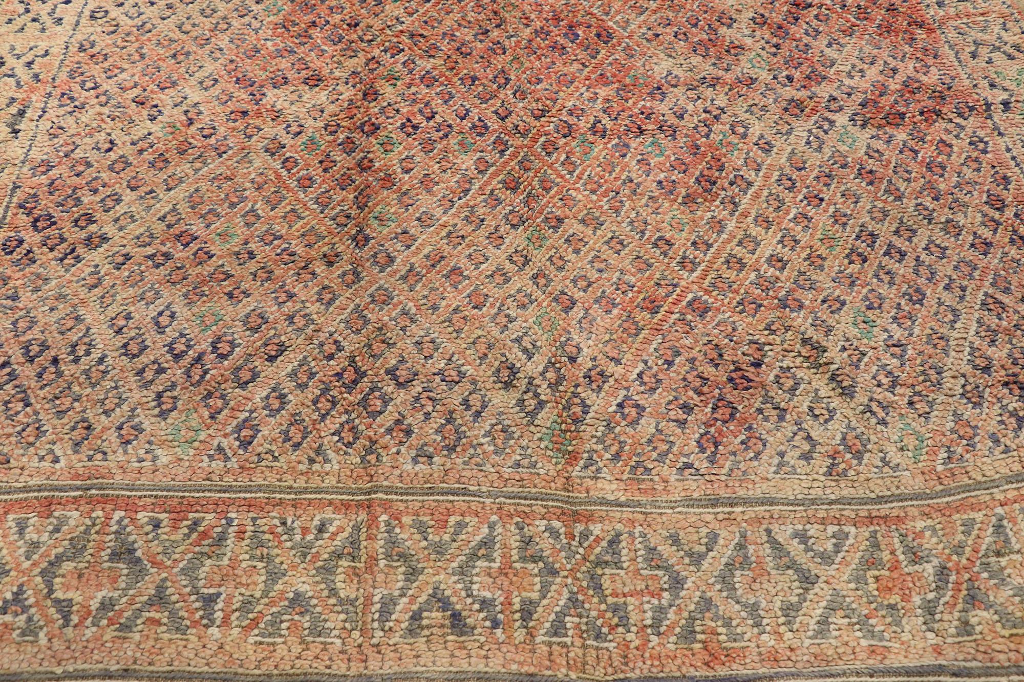 Marokkanischer Berber Beni MGuild Vintage-Teppich im Vintage-Stil, Midcentury Meets Stammeskunst-Enchantment im Zustand „Gut“ im Angebot in Dallas, TX