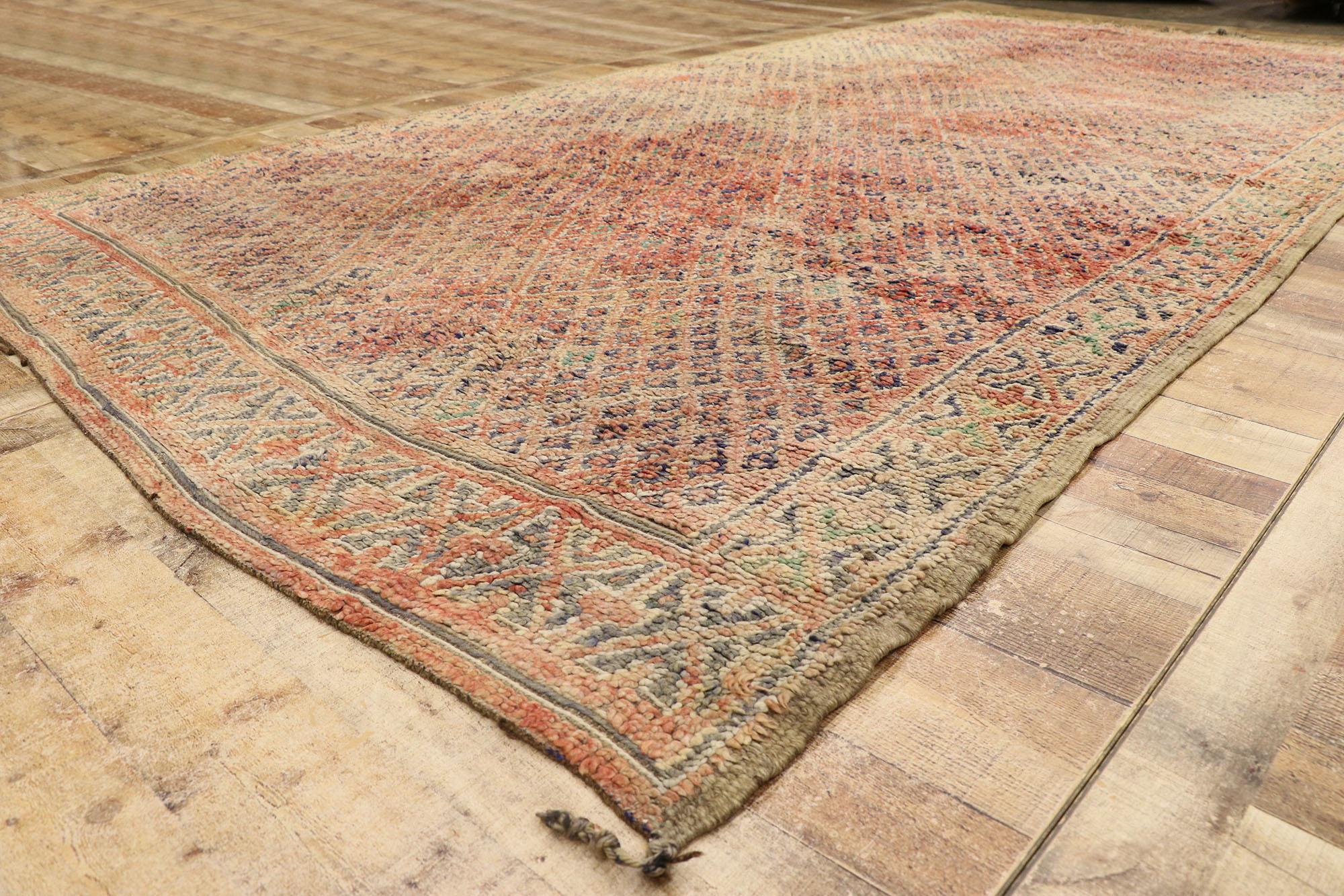 Marokkanischer Berber Beni MGuild Vintage-Teppich im Vintage-Stil, Midcentury Meets Stammeskunst-Enchantment (Wolle) im Angebot