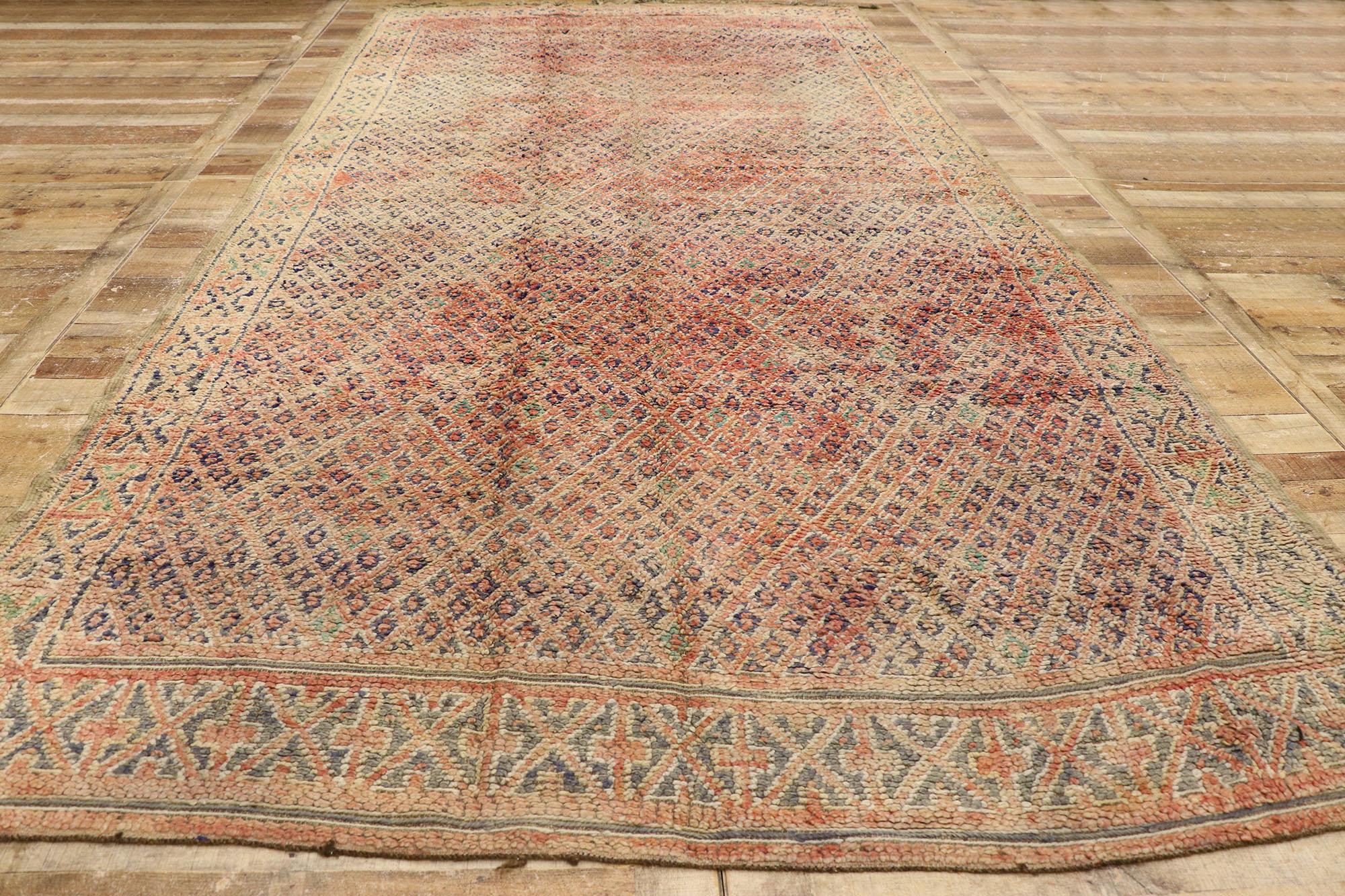 Marokkanischer Berber Beni MGuild Vintage-Teppich im Vintage-Stil, Midcentury Meets Stammeskunst-Enchantment im Angebot 1