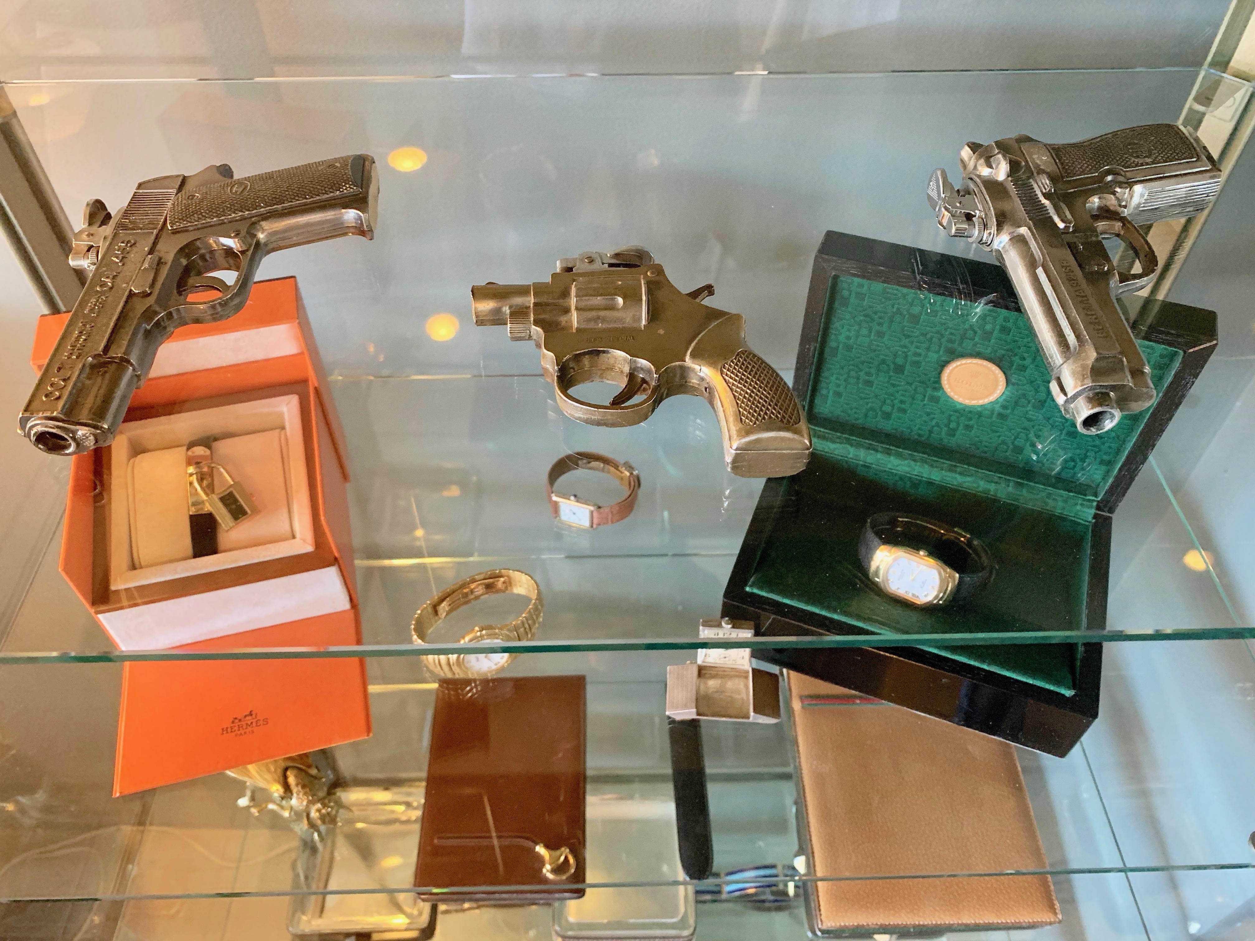 Cool vintage table lighter in the shape of a handgun. Modeled after an Italian Beretta handgun. Made of metal. Made in Japan. Good working condition. Great object. Small crack on one side of the pistol grip.

   