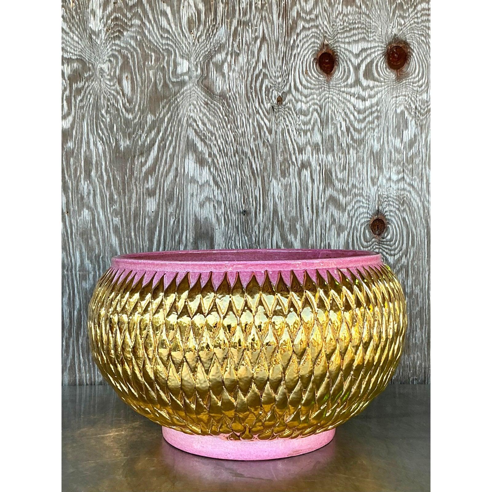 Rehaussez votre décoration intérieure avec ce bol exquis en céramique vintage, fabriqué en Italie exclusivement pour Bergdorf Goodman. Le design époustouflant se caractérise par un intérieur richement émaillé en rose et un extérieur à motifs de