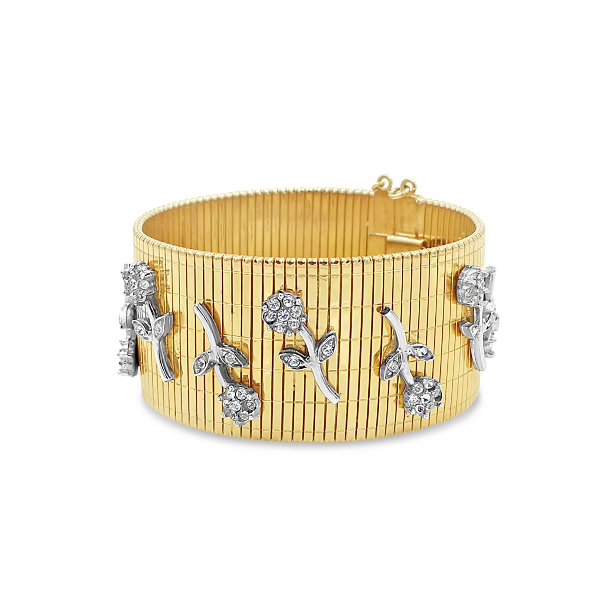 Vintage Bergere Bracelet souple en or avec des morceaux de fleur en argent sur le dessus.  Une pièce de costume qui imite Fine.  Un petit cristal pavé est serti sur le dessus du bracelet en or avec des fleurs en argent. Exceptionnel.  Cette pièce