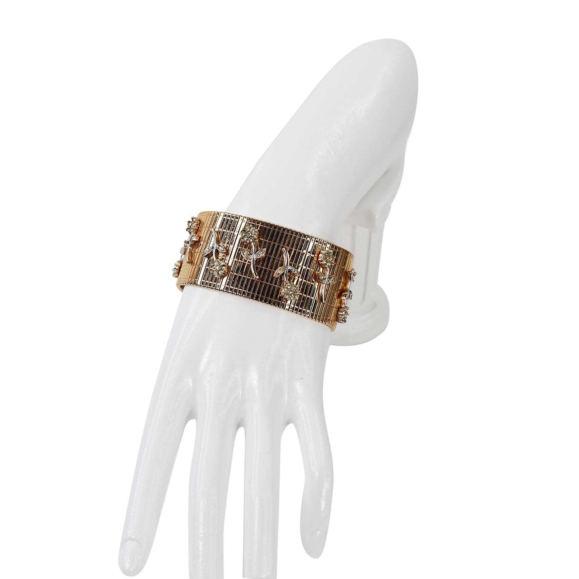 Moderne Vintage Bergere Bracelet souple en or avec des fleurs en argent Circa 1960s en vente